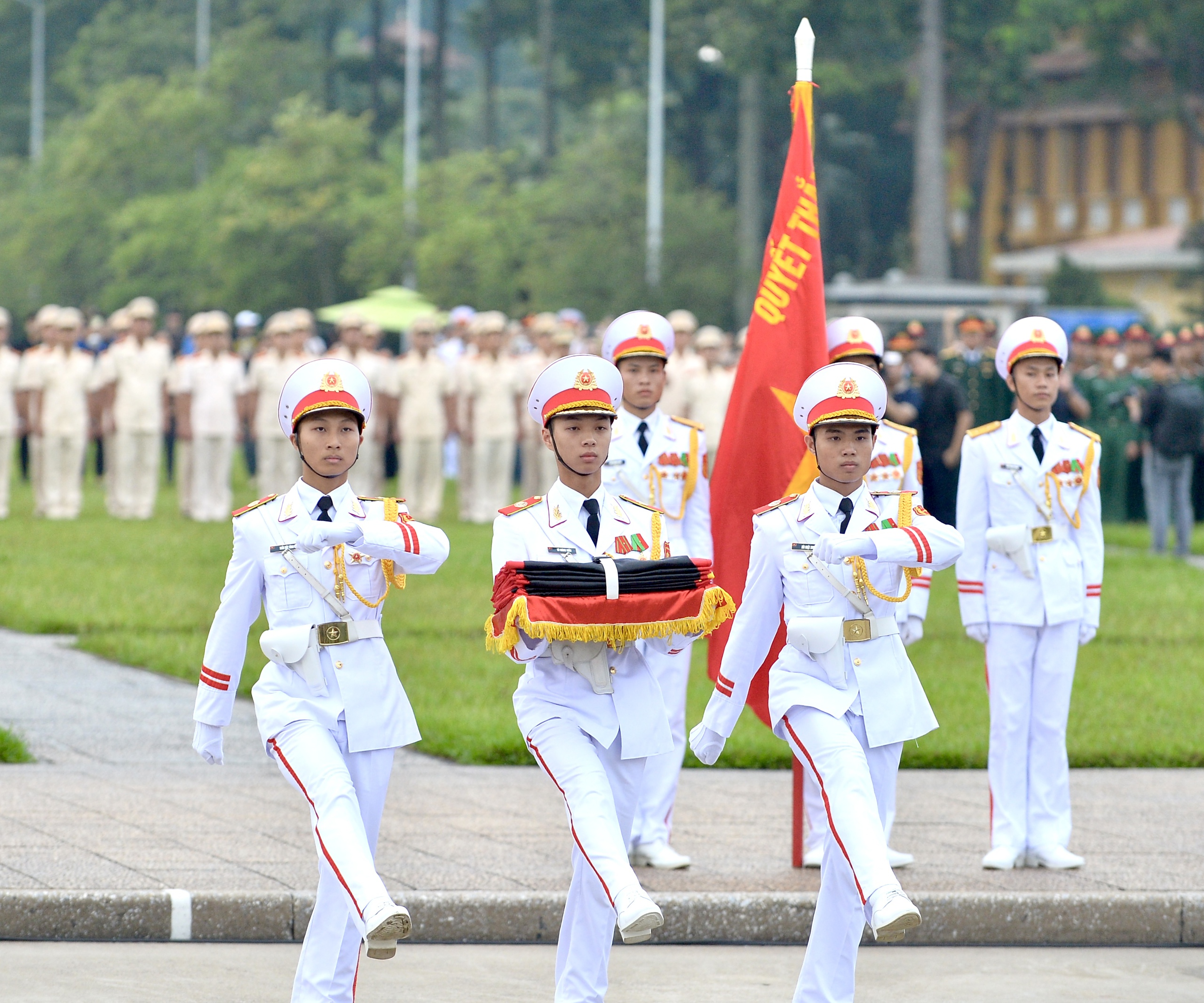 Nghi lễ thượng cờ rủ Quốc tang Tổng Bí thư Nguyễn Phú Trọng- Ảnh 3.