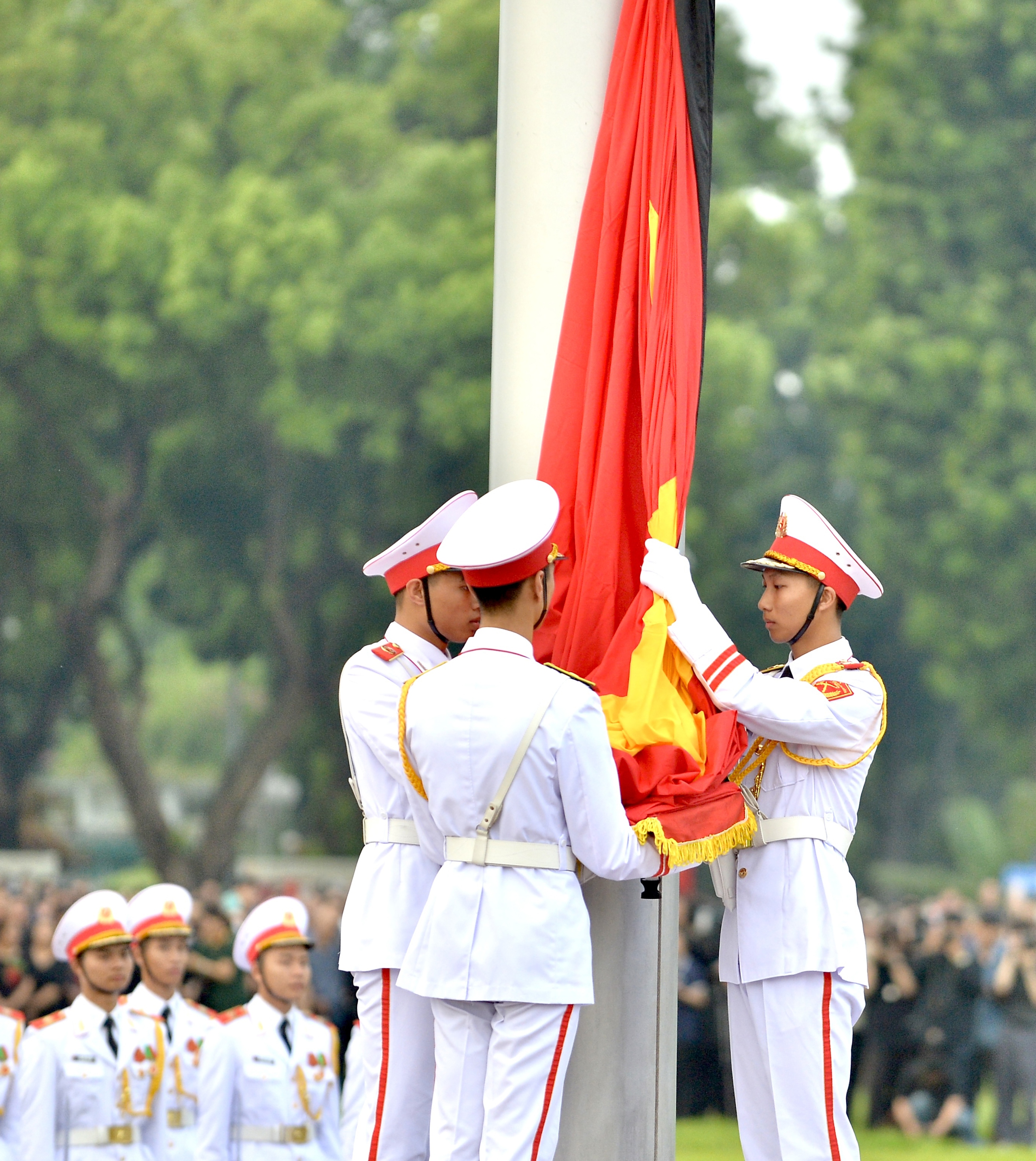 Nghi lễ thượng cờ rủ Quốc tang Tổng Bí thư Nguyễn Phú Trọng- Ảnh 4.