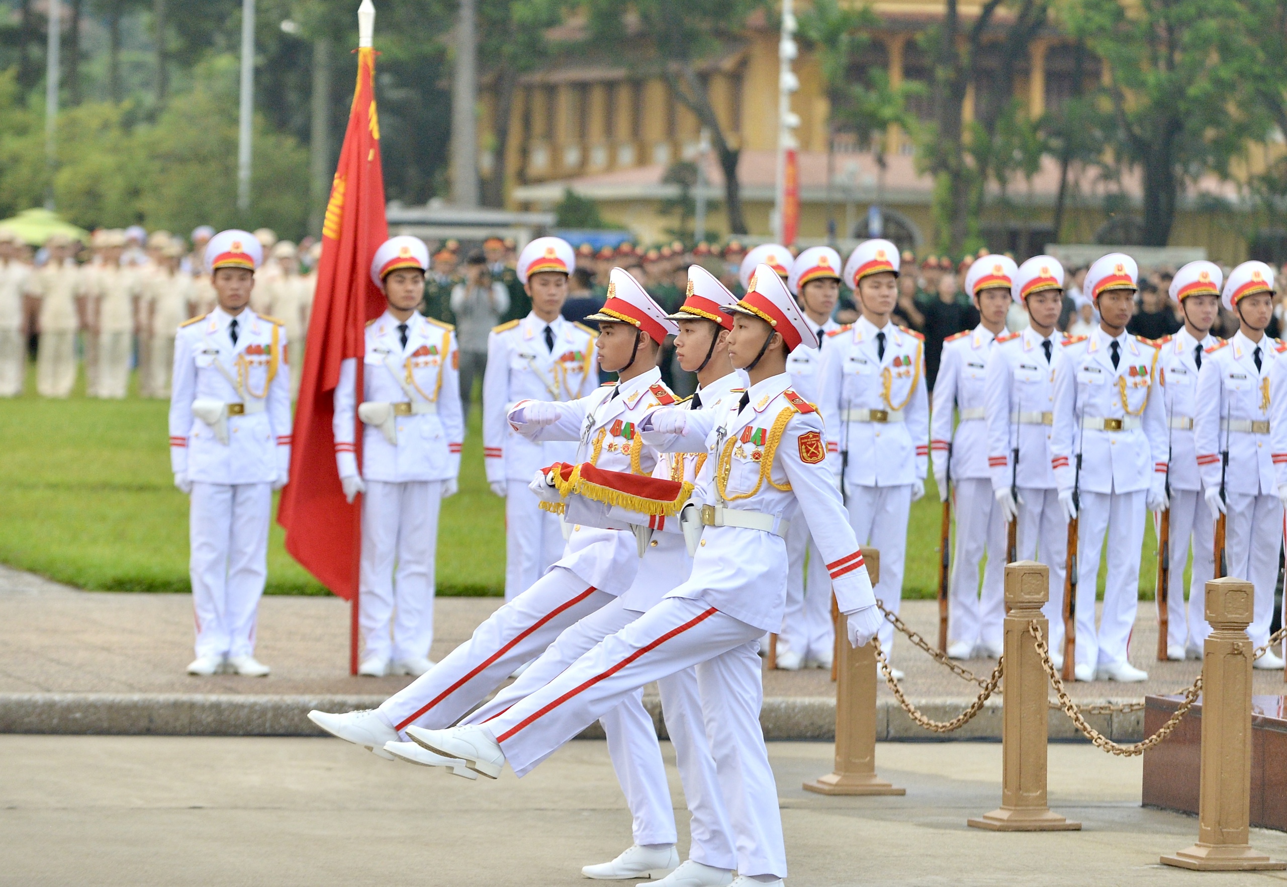 Nghi lễ thượng cờ rủ Quốc tang Tổng Bí thư Nguyễn Phú Trọng- Ảnh 9.