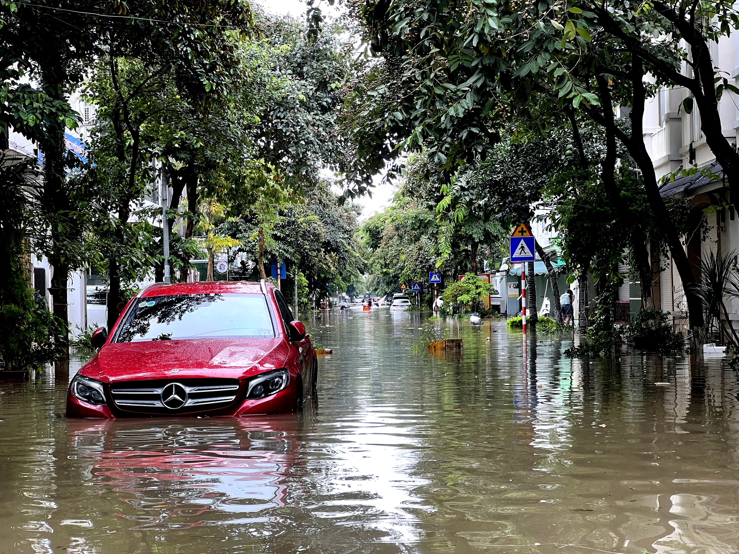 Hà Nội ngập nửa ngày không rút, người dân 'bơi' trong biển nước- Ảnh 13.