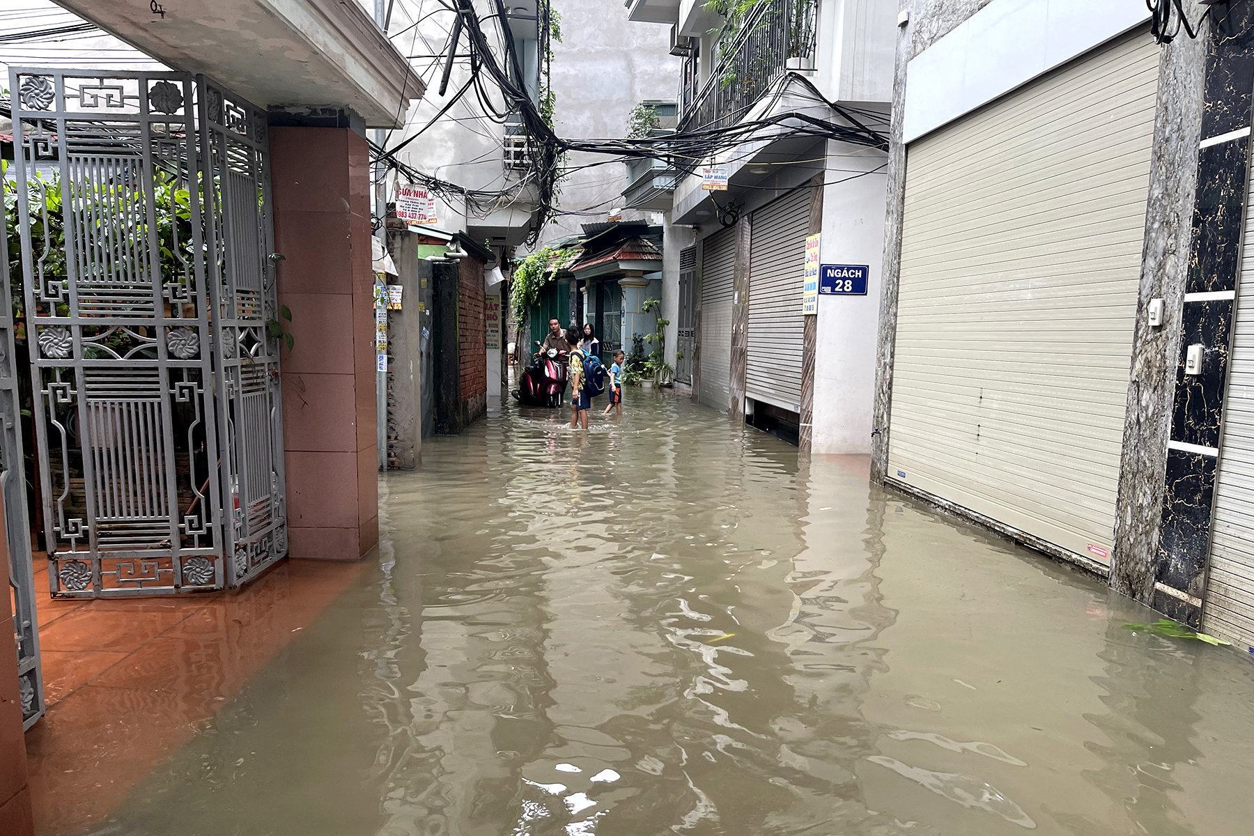 Hà Nội ngập nửa ngày không rút, người dân 'bơi' trong biển nước- Ảnh 22.