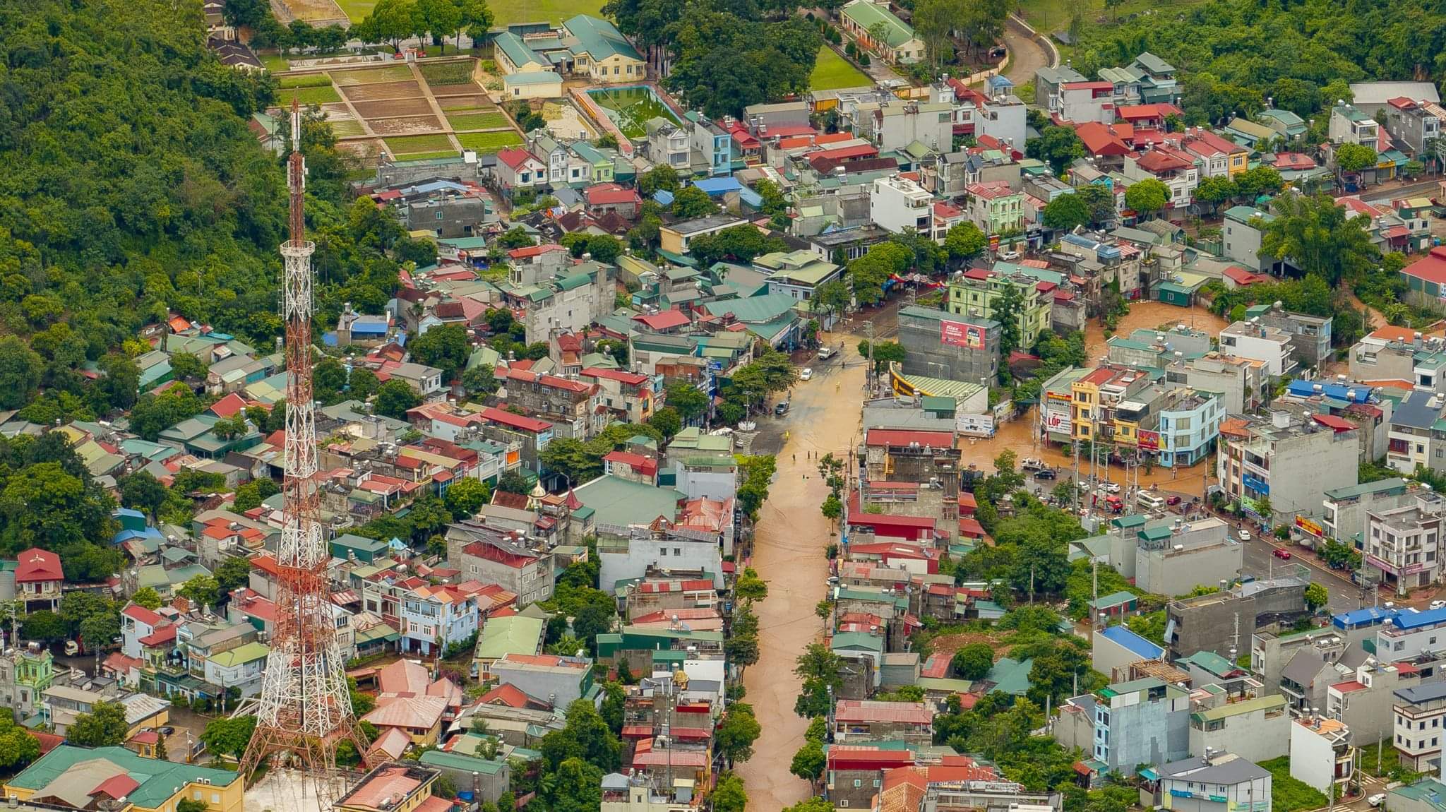 Toàn cảnh TP.Sơn La ngập lụt bởi mưa lũ- Ảnh 2.