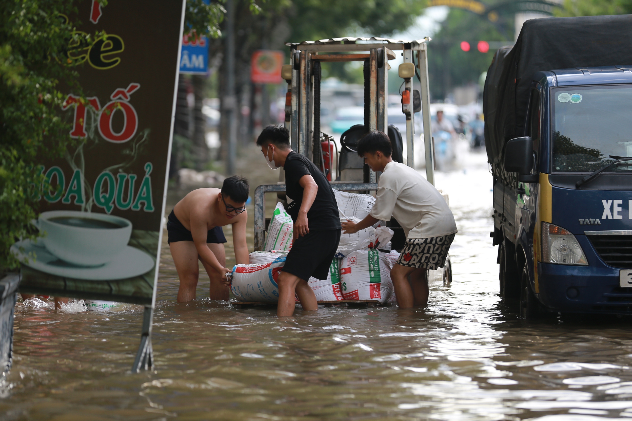 Khổ sở vì đường phố Hà Nội ngập cả ngày không rút- Ảnh 11.