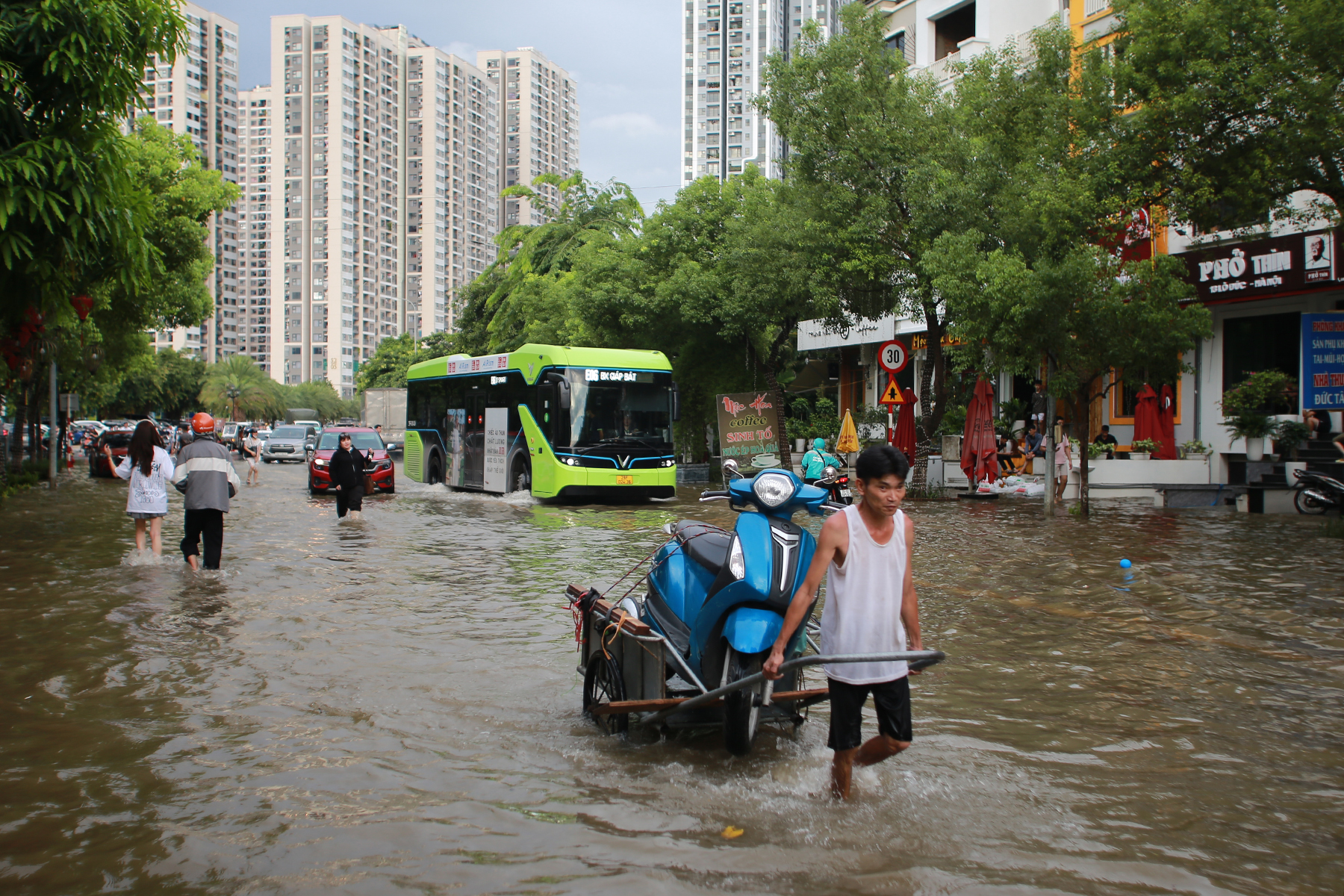 Khổ sở vì đường phố Hà Nội ngập cả ngày không rút- Ảnh 10.