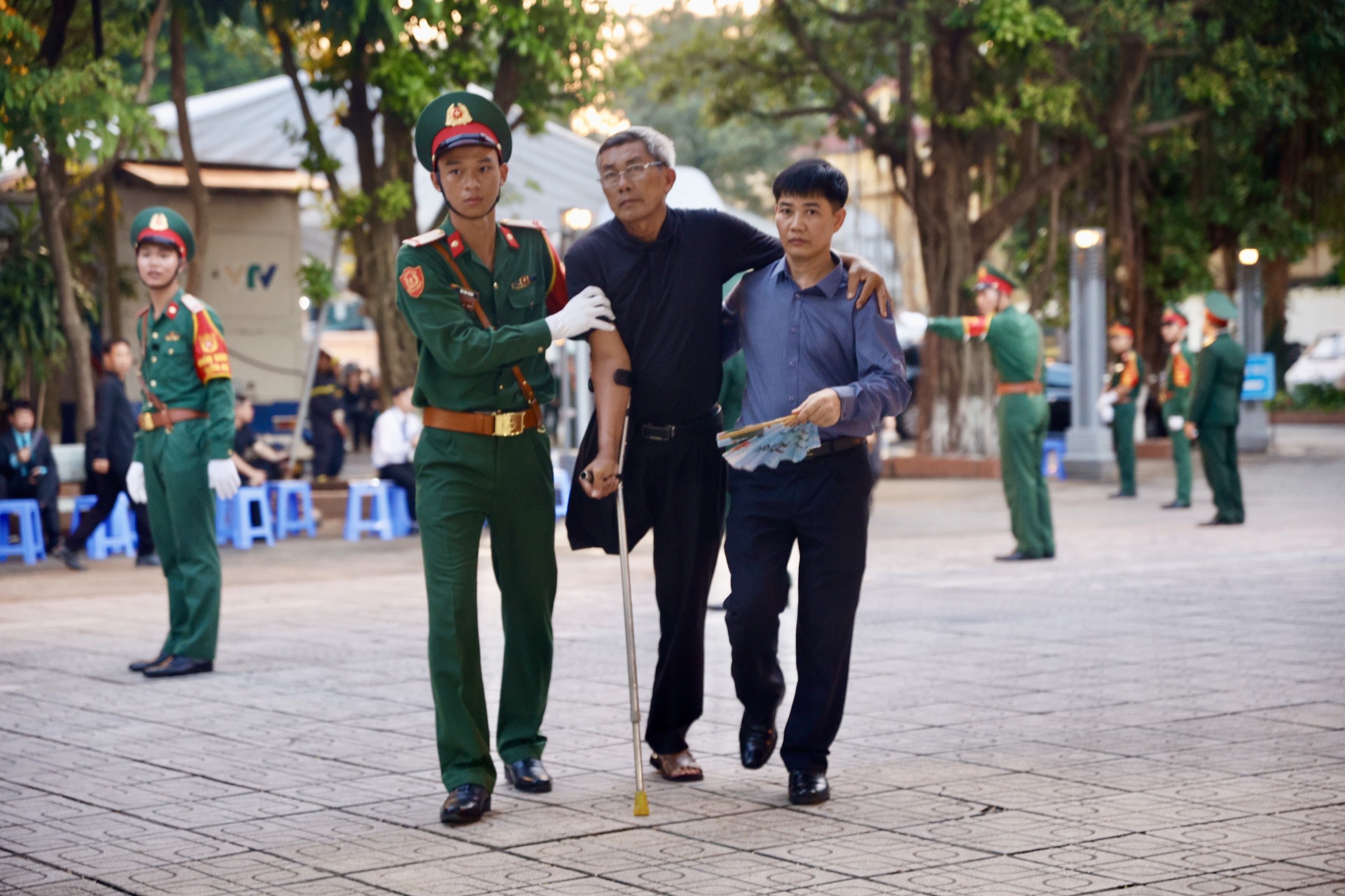 Dòng người dài hàng km nghiêm ngắn chờ viếng Tổng Bí thư trong đêm- Ảnh 12.