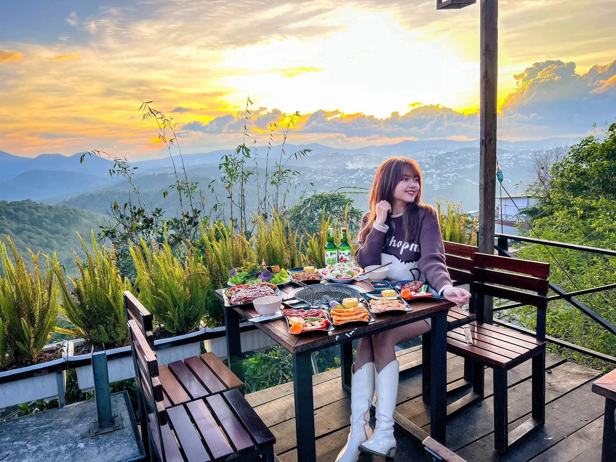 สัมผัสประสบการณ์ร้านอาหารวิวป่าอันงดงามตระการตาในเมืองดาลัต - ภาพที่ 2 Trải nghiệm những quán ăn view rừng tại Đà lạt cực kỳ thơ mộng- Ảnh 2.