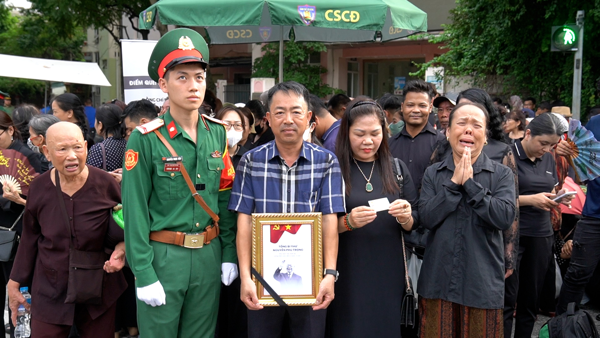 Hàng ngàn người xếp hàng chờ viếng Tổng Bí thư Nguyễn Phú Trọng- Ảnh 1.