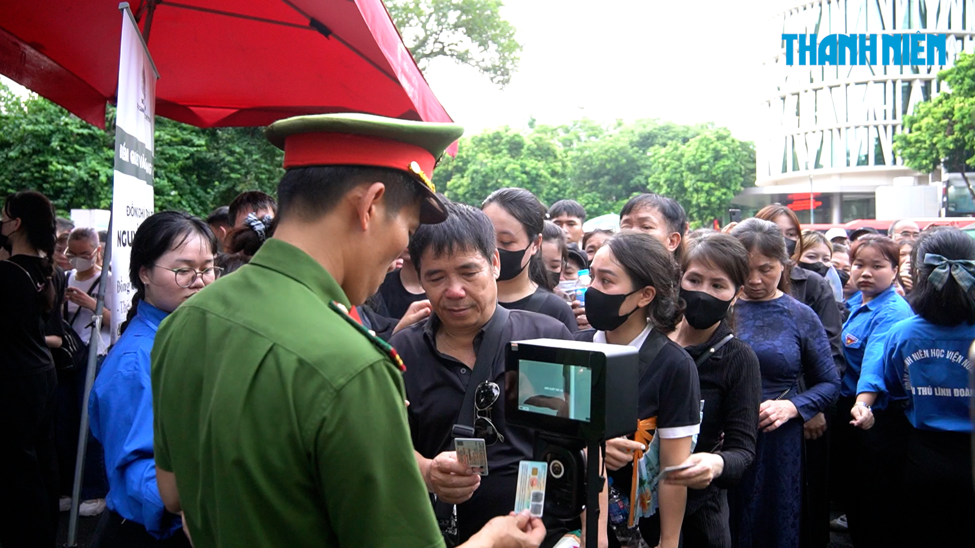 Vượt đường xa về Hà Nội, xếp hàng chờ viếng Tổng Bí thư Nguyễn Phú Trọng- Ảnh 1.