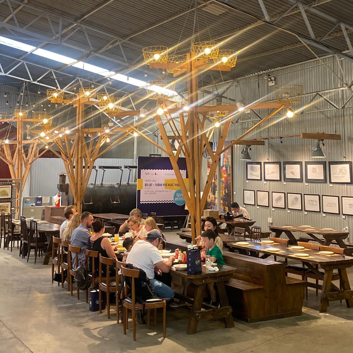 สัมผัสประสบการณ์ร้านอาหารวิวป่าอันงดงามตระการตาในเมืองดาลัด - ภาพที่ 4 Trải nghiệm những quán ăn view rừng tại Đà lạt cực kỳ thơ mộng- Ảnh 4.