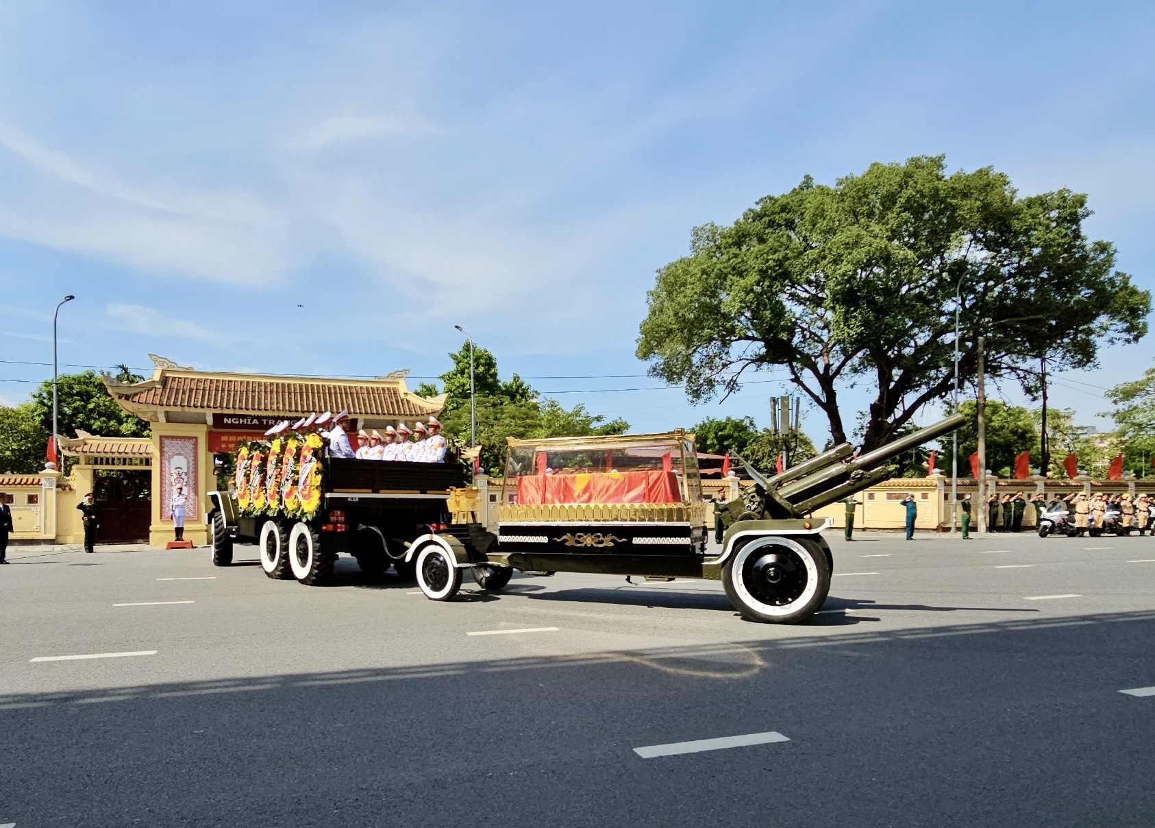 Linh xa tiễn đưa Tổng Bí thư Nguyễn Phú Trọng về với đất mẹ- Ảnh 6.