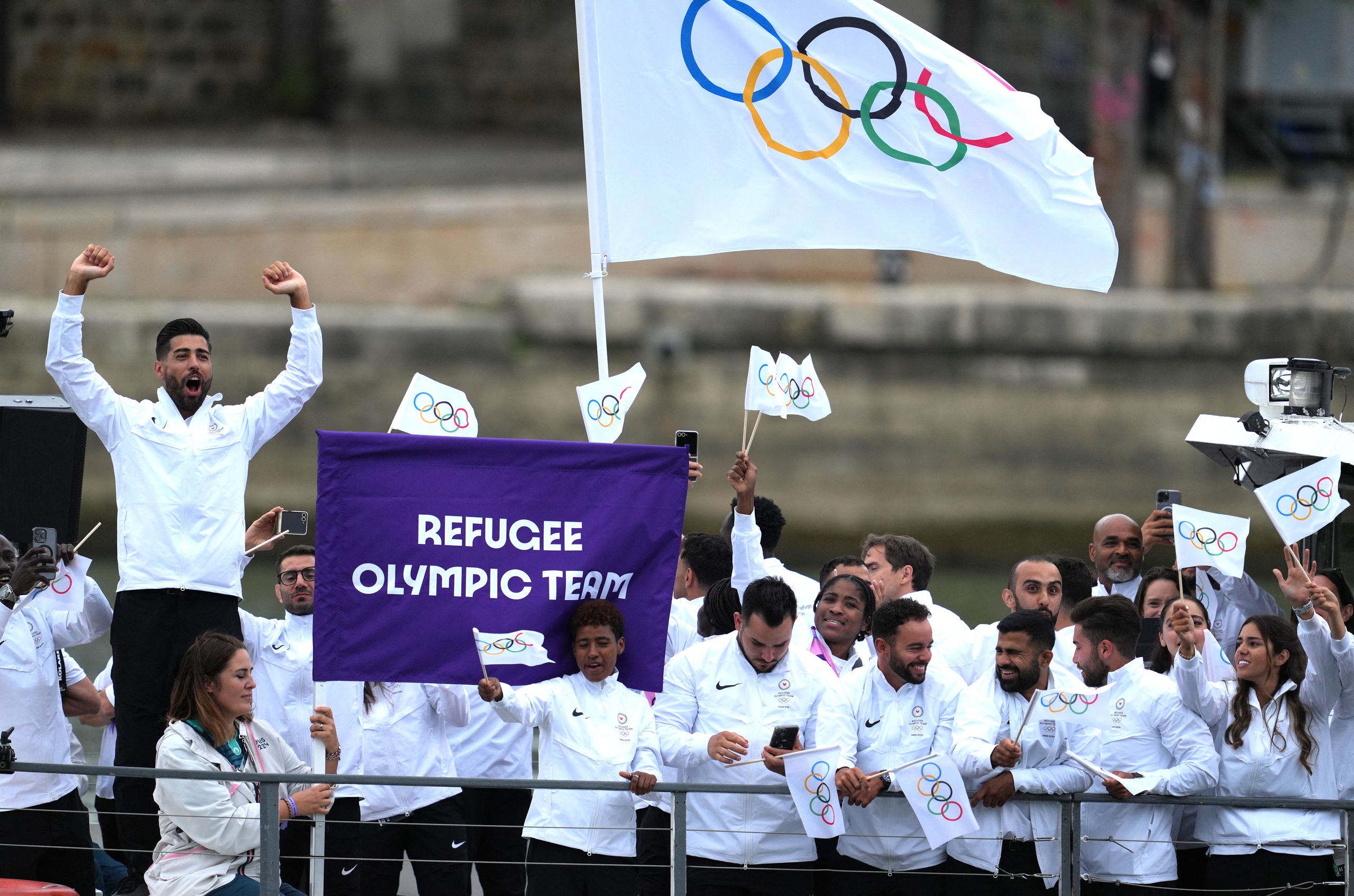 Giải mã người bí ẩn xuất hiện trong lễ khai mạc đặc biệt của Olympic 2024- Ảnh 21.