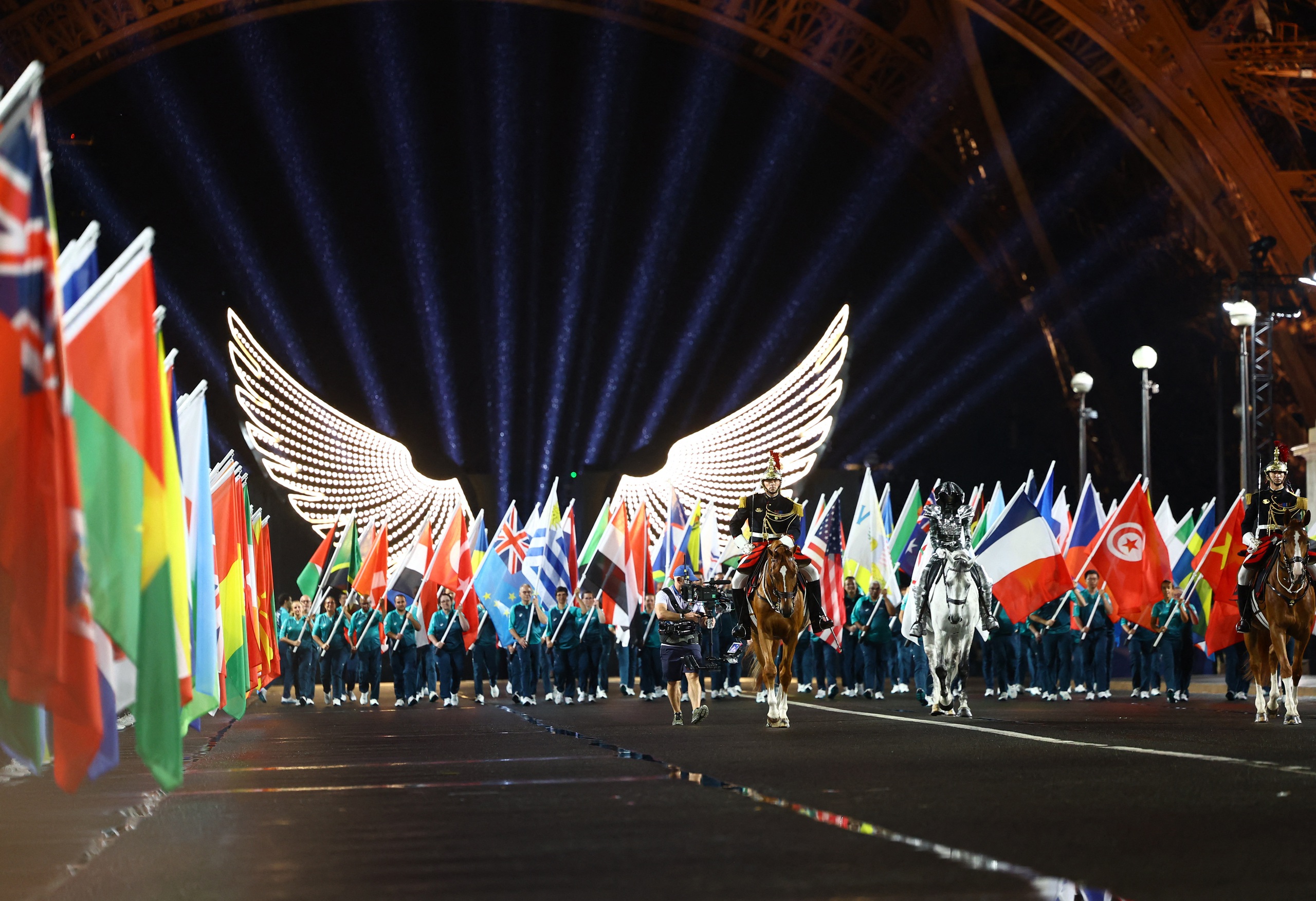 Giải mã người bí ẩn xuất hiện trong lễ khai mạc đặc biệt của Olympic 2024- Ảnh 41.