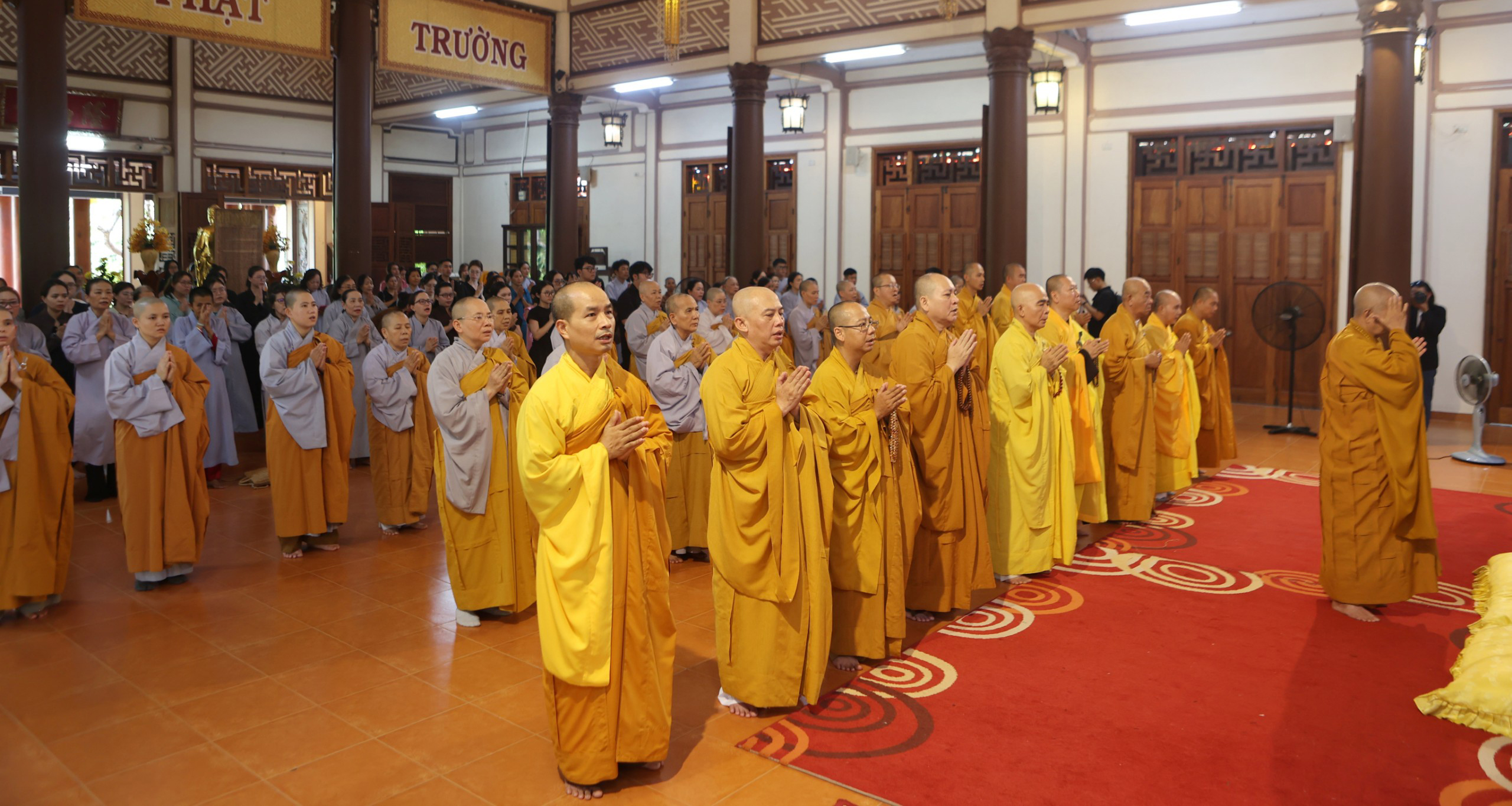 Người dân ở Nha Trang đến chùa tưởng nhớ Tổng Bí thư Nguyễn Phú Trọng- Ảnh 10.