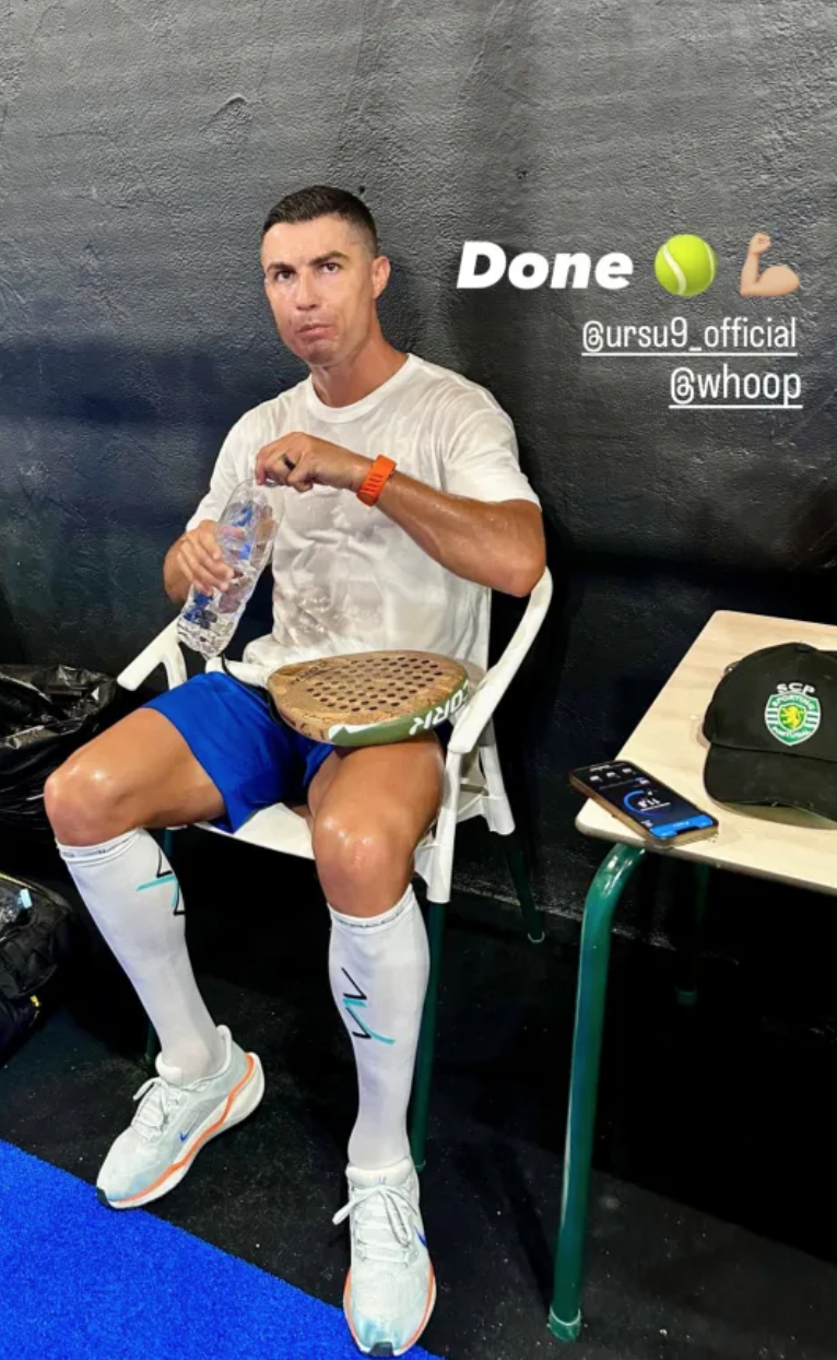 Ronaldo gây sốt vì… chiếc mũ trong bức ảnh chơi padel- Ảnh 1.