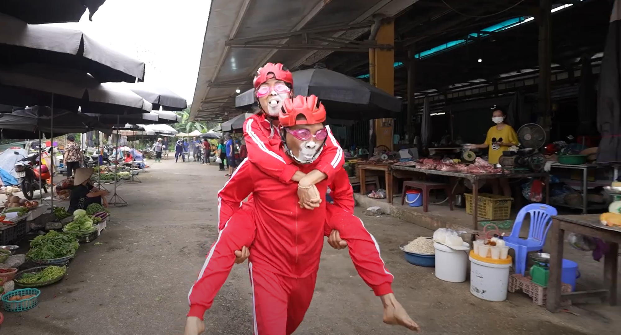 Quang Thắng bất ngờ trước khả năng ‘ăn kẹo bằng bụng’ của tiểu thương chợ An Phú- Ảnh 1.