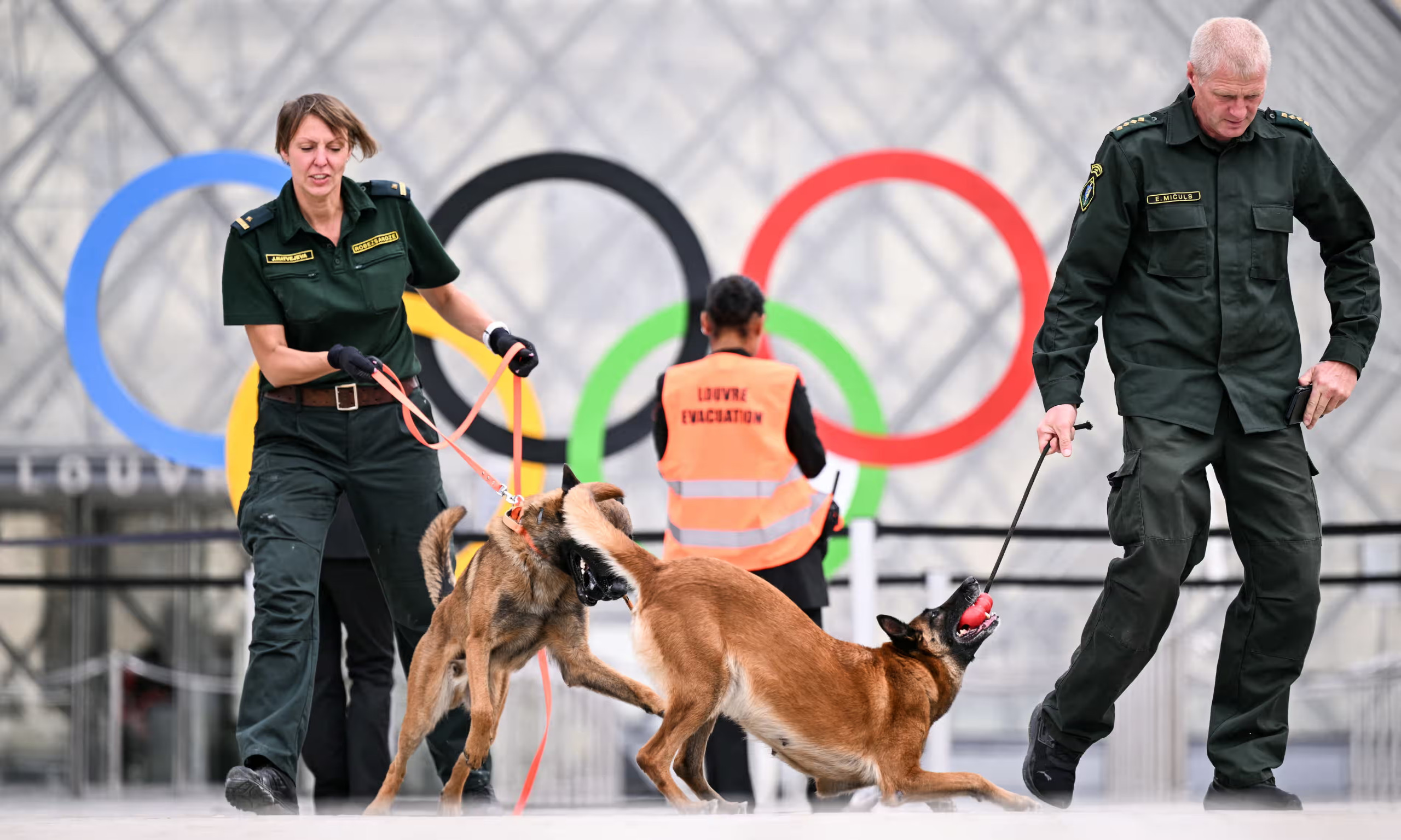 Giải mã người bí ẩn xuất hiện trong lễ khai mạc đặc biệt của Olympic 2024- Ảnh 53.