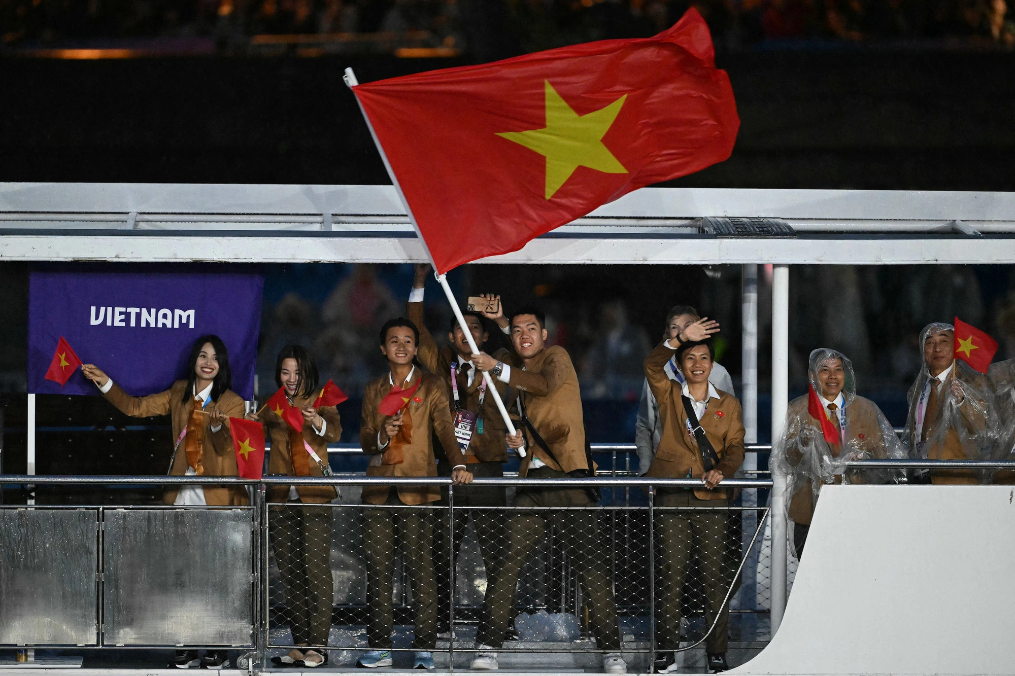 Giải mã người bí ẩn xuất hiện trong lễ khai mạc đặc biệt của Olympic 2024- Ảnh 36.