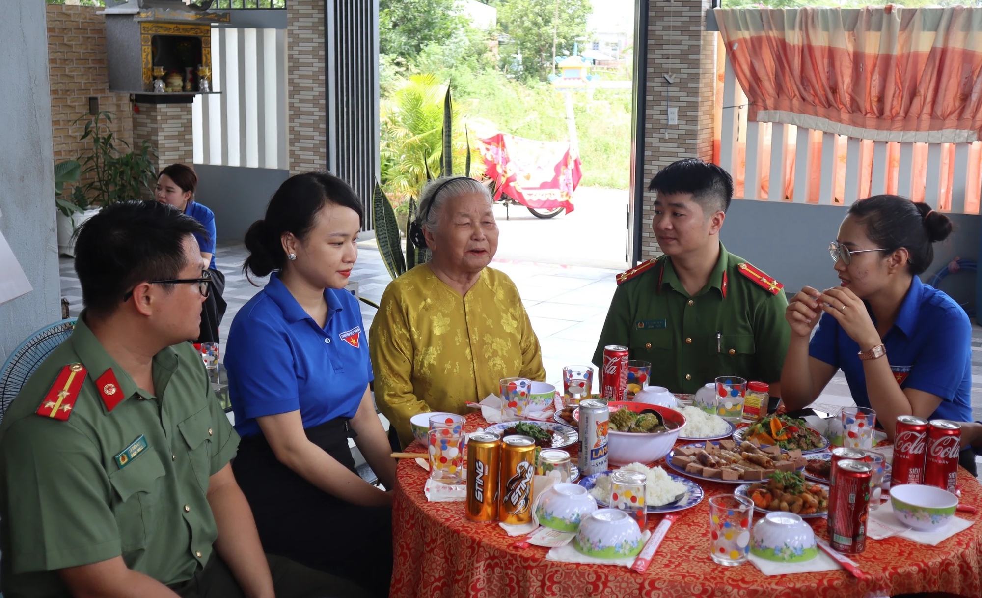 Nghĩa tình tháng bảy: Soạn mâm cúng liệt sĩ và 'luôn ở bên mẹ' - Ảnh 9.