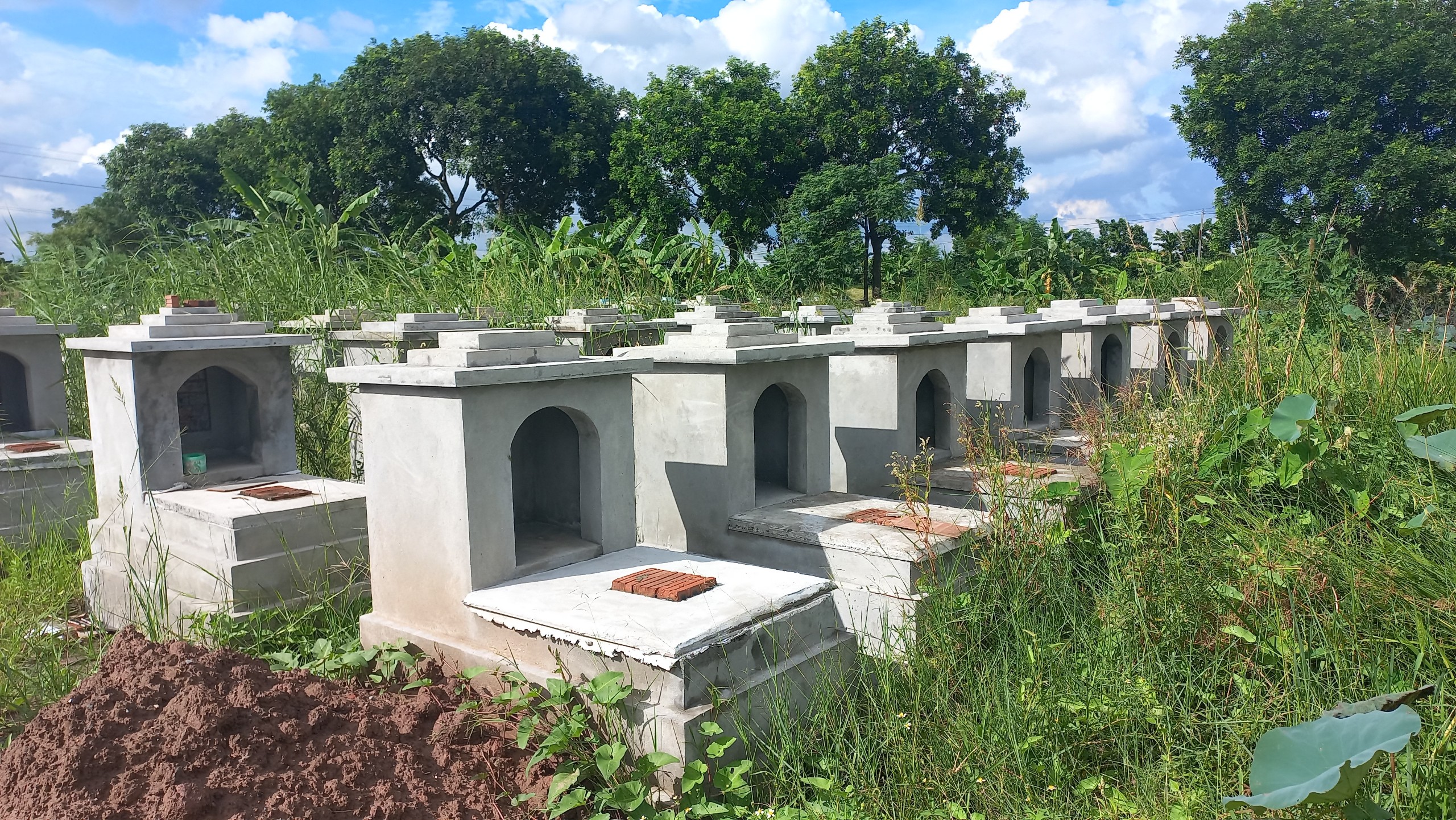 Xây dựng trái phép hàng trăm ngôi mộ chờ- Ảnh 4. Xây dựng trái phép hàng trăm ngôi mộ chờ- Ảnh 4.