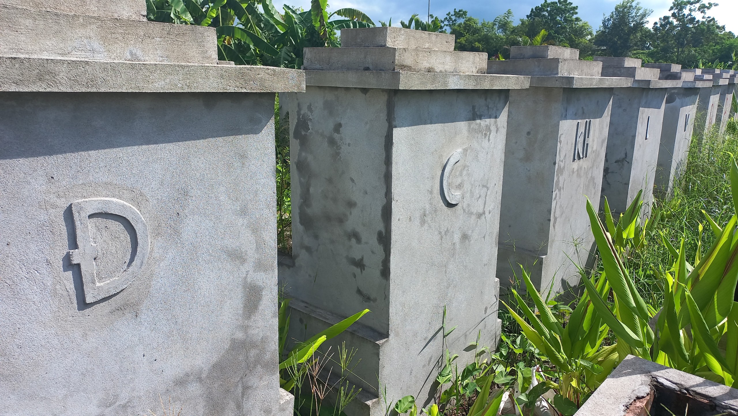 Xây dựng trái phép hàng trăm ngôi mộ chờ- Ảnh 5. Xây dựng trái phép hàng trăm ngôi mộ chờ- Ảnh 5.