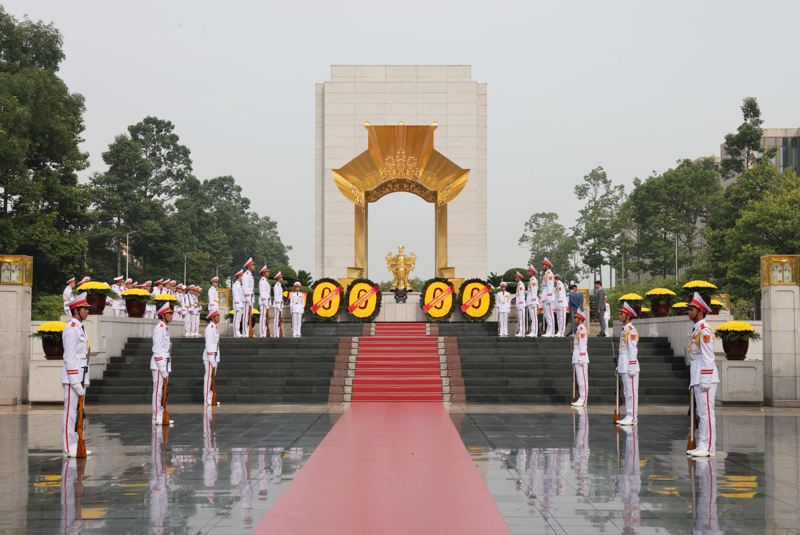 Lãnh đạo Đảng, Nhà nước viếng Chủ tịch Hồ Chí Minh và các anh hùng liệt sĩ- Ảnh 7.