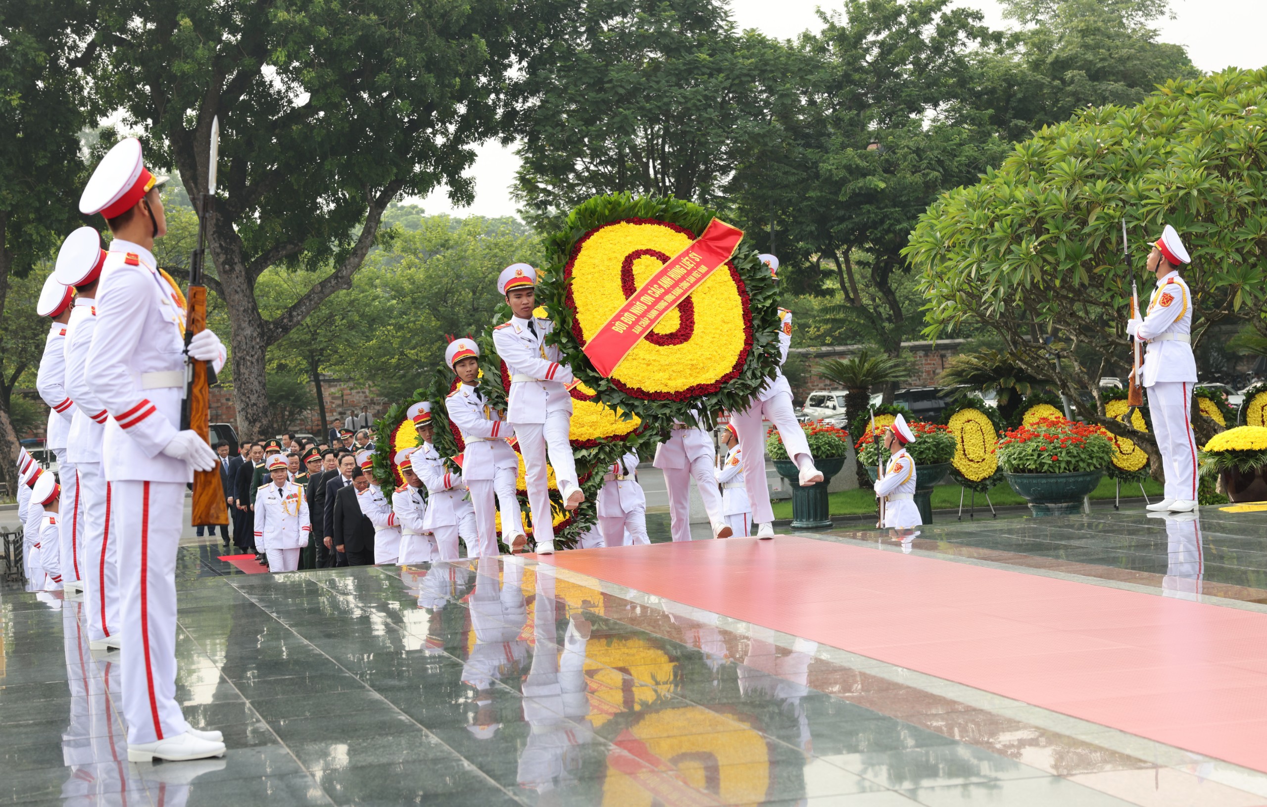 Lãnh đạo Đảng, Nhà nước viếng Chủ tịch Hồ Chí Minh và các anh hùng liệt sĩ- Ảnh 8.