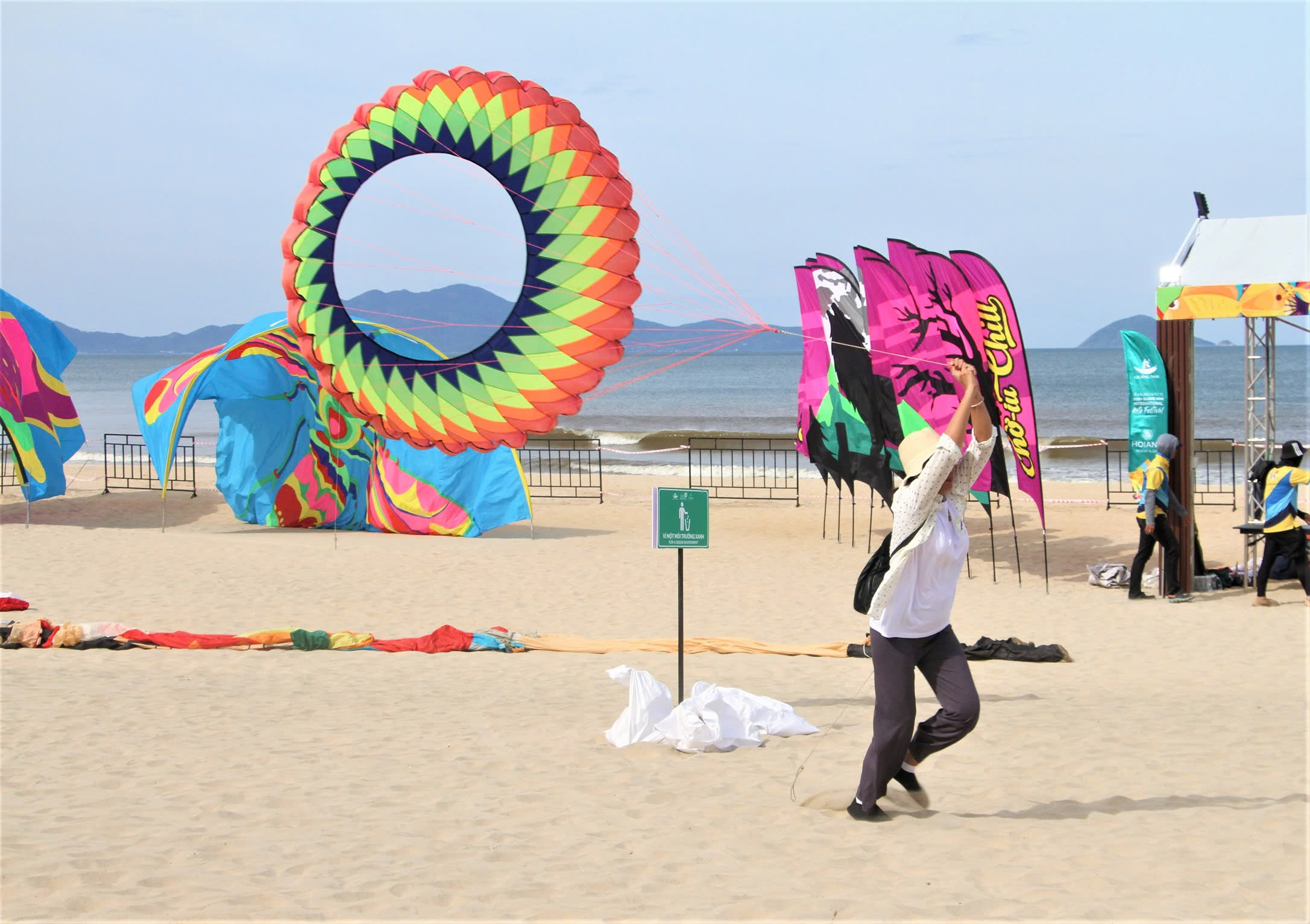 100 loại diều rực rỡ quy tụ tại Lễ hội diều quốc tế - Quảng Nam 2024- Ảnh 5. 100 loại diều rực rỡ quy tụ tại Lễ hội diều quốc tế - Quảng Nam 2024- Ảnh 5.