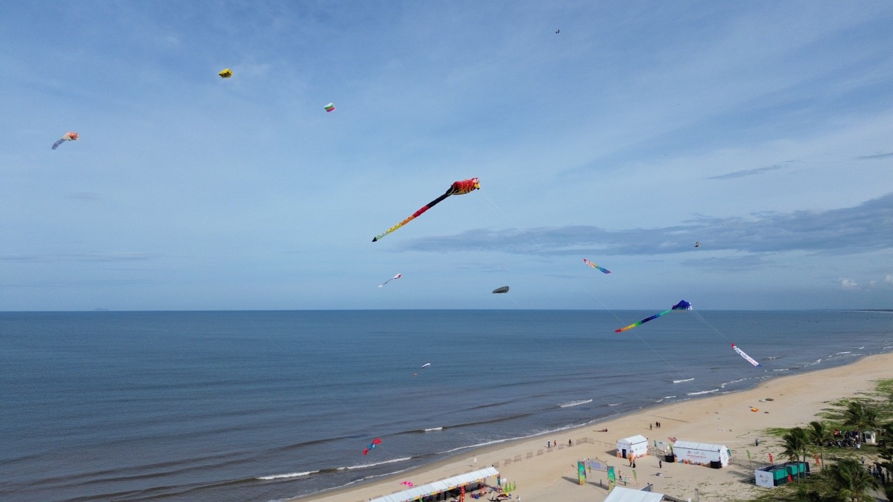 100 loại diều rực rỡ quy tụ tại Lễ hội diều quốc tế - Quảng Nam 2024- Ảnh 8. 100 loại diều rực rỡ quy tụ tại Lễ hội diều quốc tế - Quảng Nam 2024- Ảnh 8.