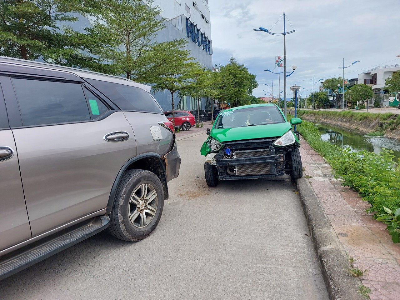 Quảng Bình: Tai nạn liên hoàn làm 6 người bị thương - Ảnh 1. Quảng Bình: Tai nạn liên hoàn làm 6 người bị thương - Ảnh 1.