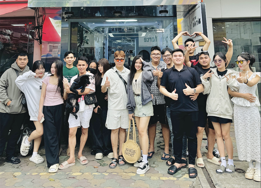 Ấm áp nụ cười người lượm ve chai lúc 1 giờ sáng- Ảnh 2. Ấm áp nụ cười người lượm ve chai lúc 1 giờ sáng- Ảnh 2.