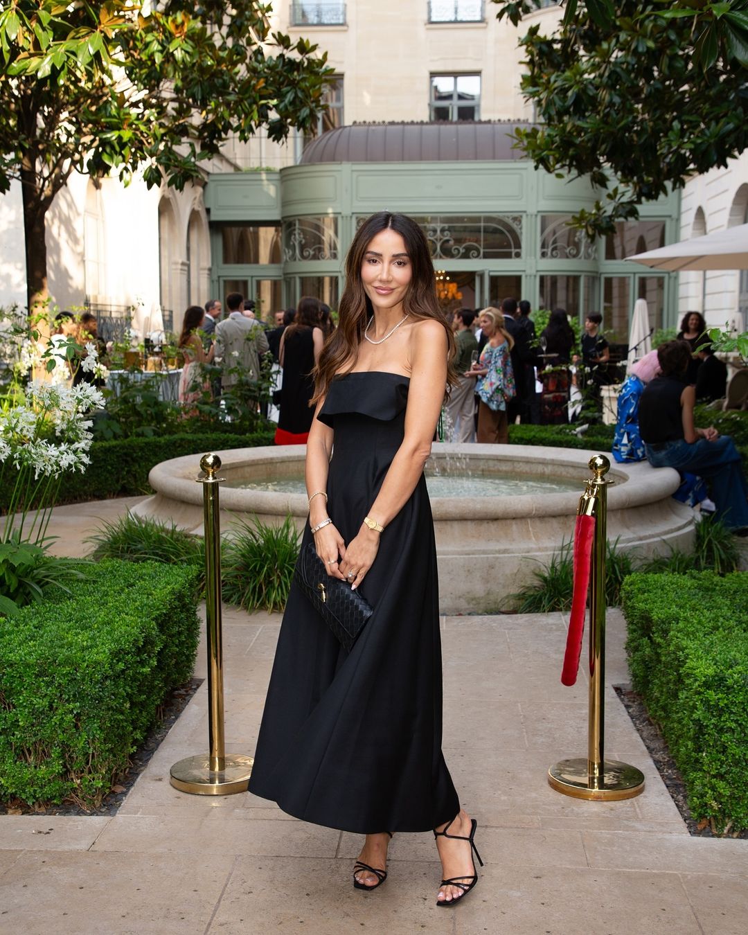 O rochie neagră, ținuta ideală pentru toate tipurile de corp și înălțimile - Fotografia 1. Váy đen, trang phục lý tưởng cho mọi hình dáng và chiều cao- Ảnh 1.