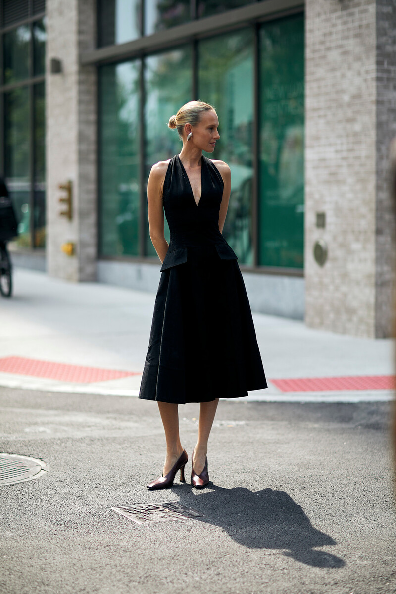 O rochie neagră, ținuta ideală pentru toate tipurile de corp și înălțimile - Fotografia 7. Váy đen, trang phục lý tưởng cho mọi hình dáng và chiều cao- Ảnh 7.