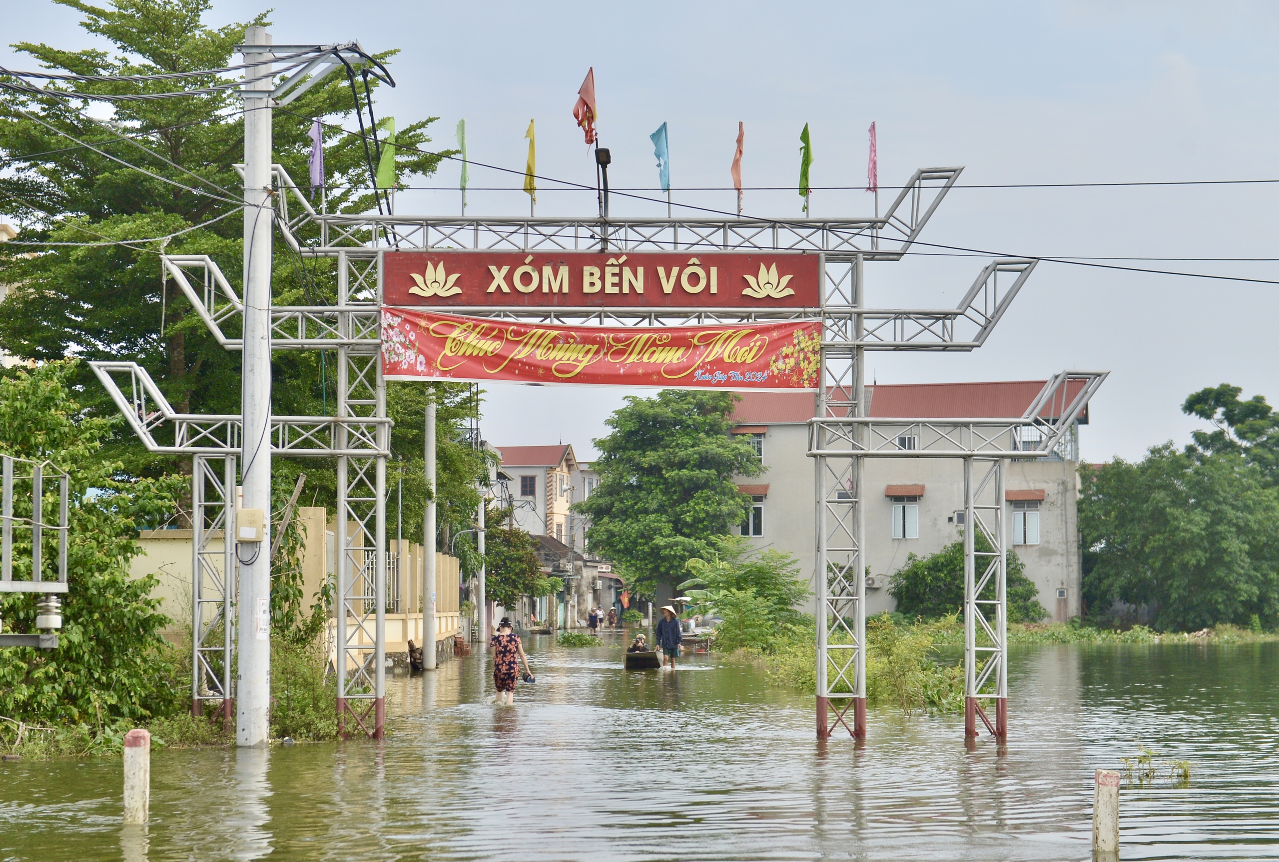 Nước lũ bủa vây nhà cửa vùng rốn lũ Hà Nội- Ảnh 4.