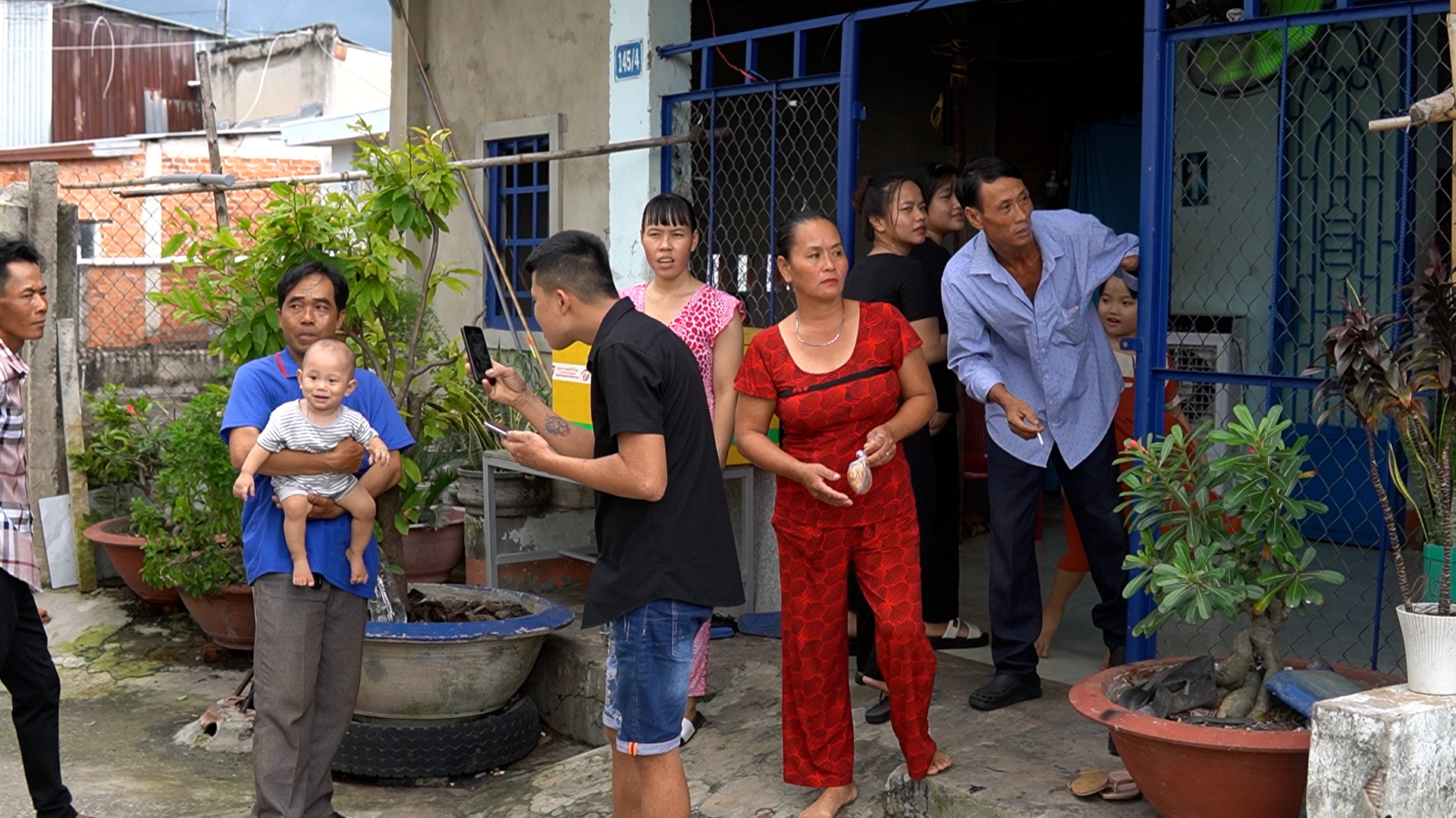 Cô gái Pháp trở về trong vòng tay cha mẹ ruột sau 30 năm: Cuộc hội ngộ nhiều cảm xúc- Ảnh 1.