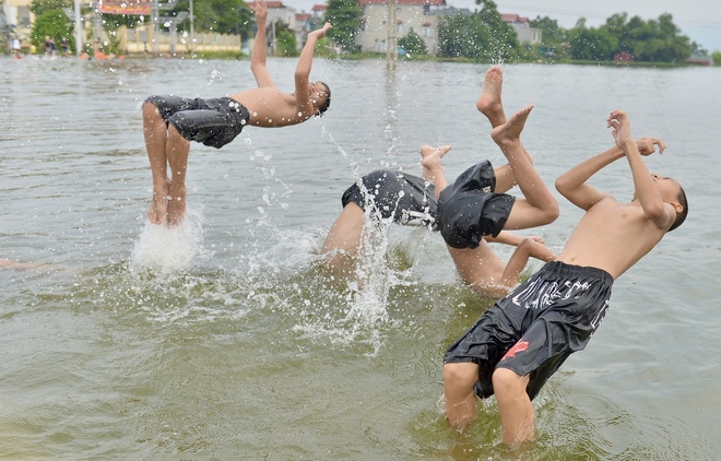 Sống chậm trong những ngày nước lũ bủa vây ở ngoại thành Hà Nội- Ảnh 1.