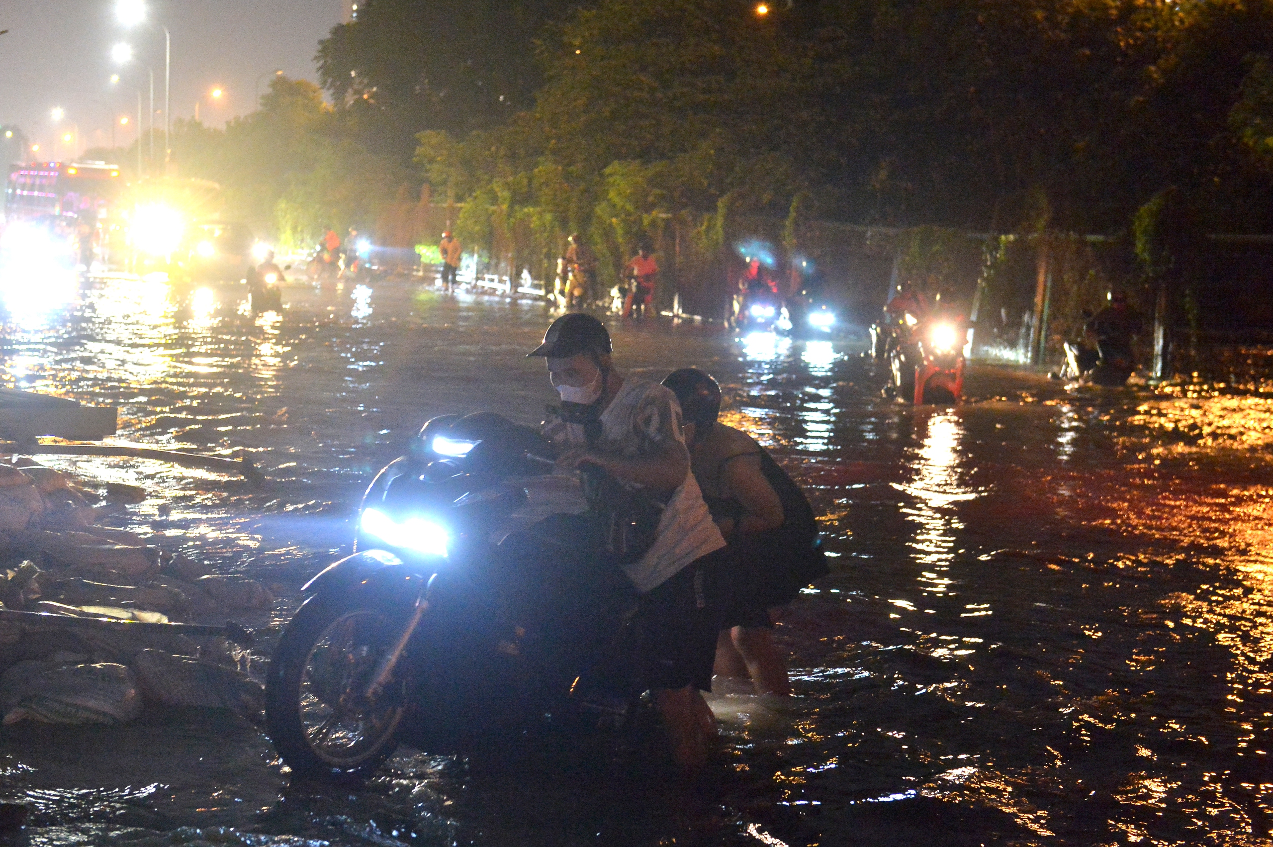 'Bẫy ngập' tại đường gom Đại lộ Thăng Long- Ảnh 8.