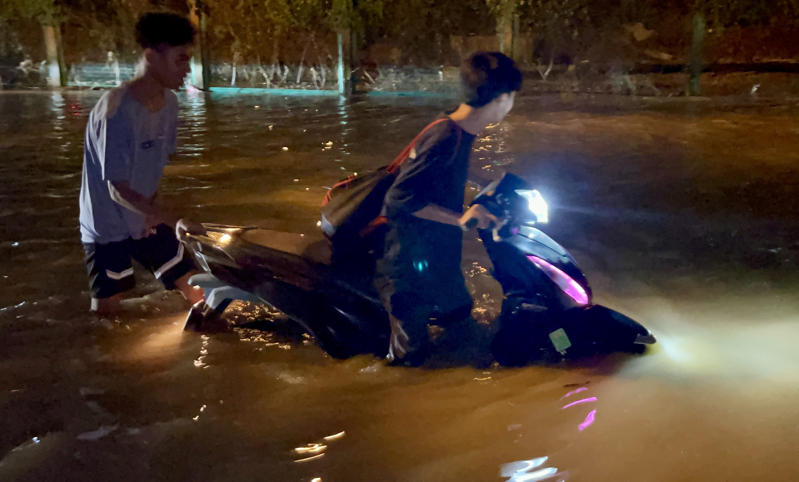 'Bẫy ngập' tại đường gom Đại lộ Thăng Long- Ảnh 4.