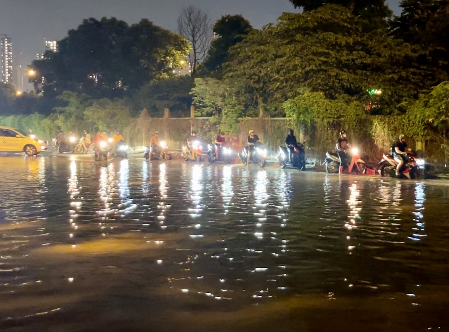 'Bẫy ngập' tại đường gom Đại lộ Thăng Long- Ảnh 3.