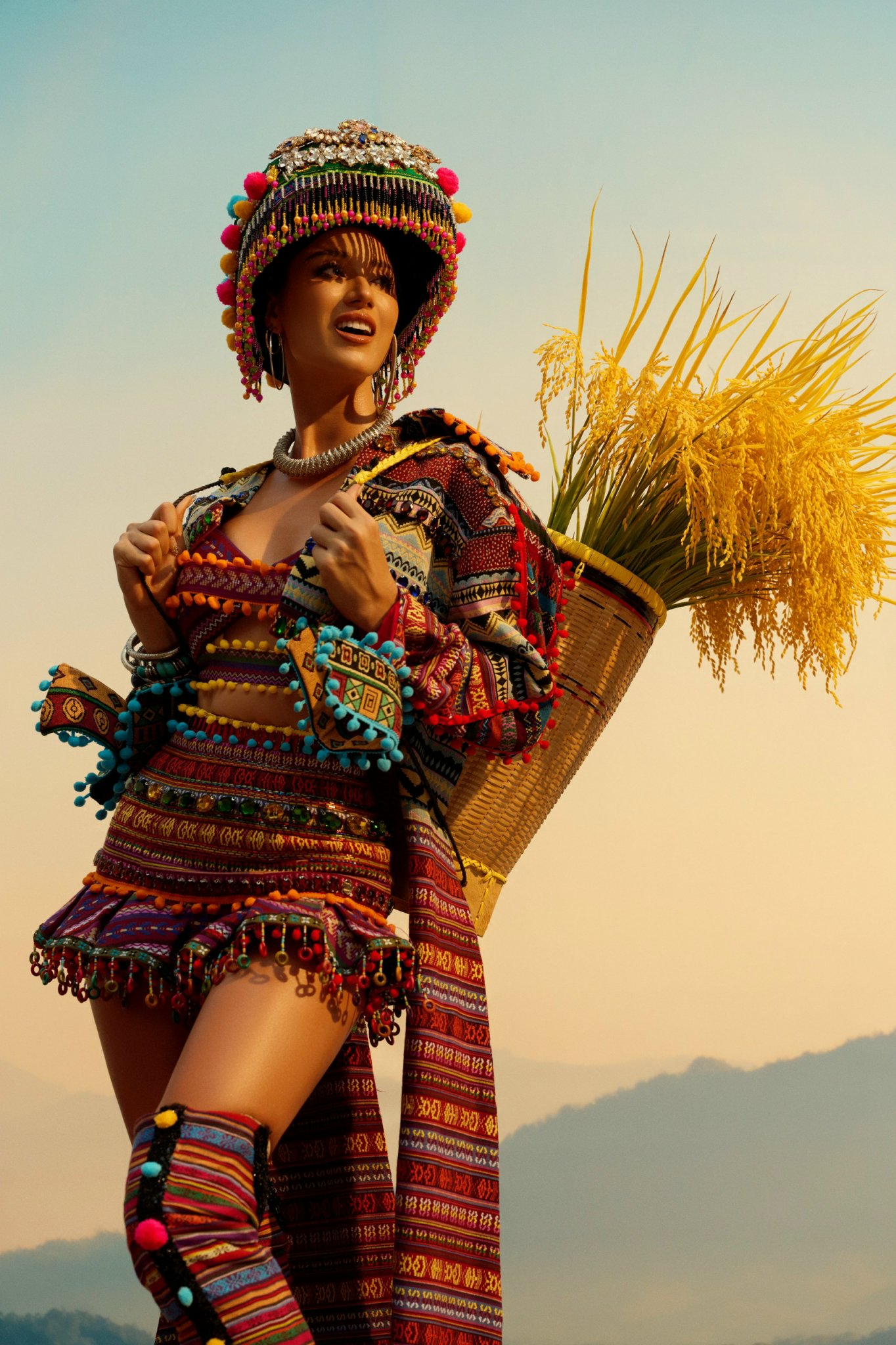 Trang phục dân tộc độc đáo của người đẹp Việt tại Hoa hậu Siêu quốc gia- Ảnh 7.