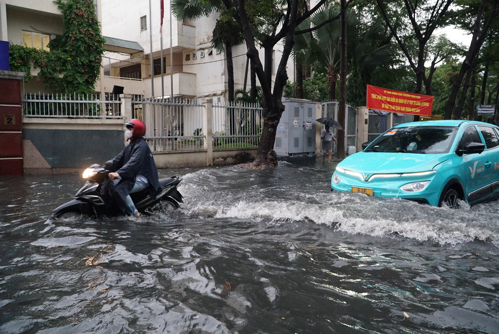 ‘Phố nhà giàu’ Thảo Điền tiếp tục ngập nước lênh láng sau mưa lớn- Ảnh 5.