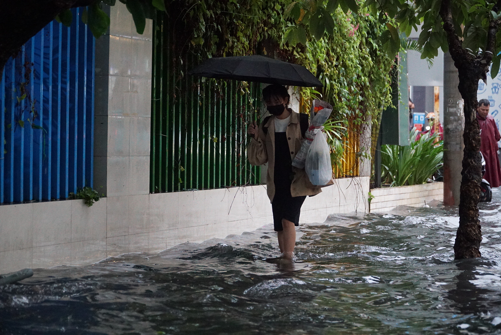 ‘Phố nhà giàu’ Thảo Điền tiếp tục ngập nước lênh láng sau mưa lớn- Ảnh 9.