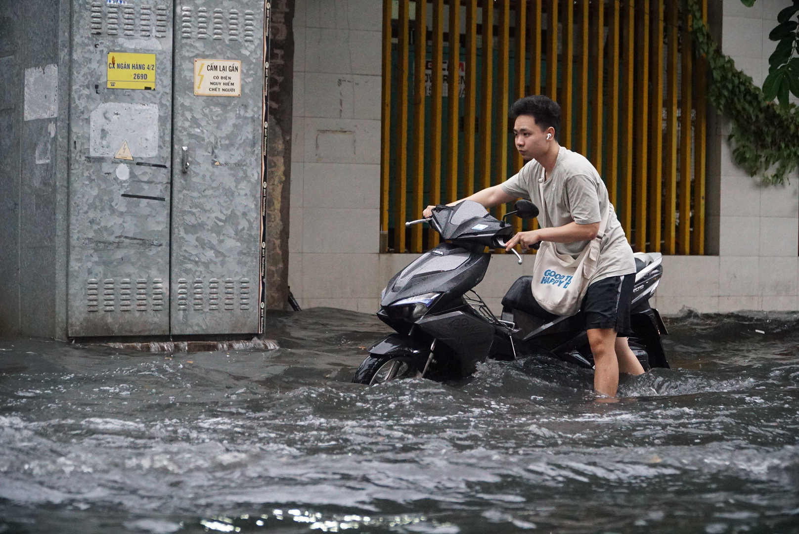 ‘Phố nhà giàu’ Thảo Điền tiếp tục ngập nước lênh láng sau mưa lớn- Ảnh 6.