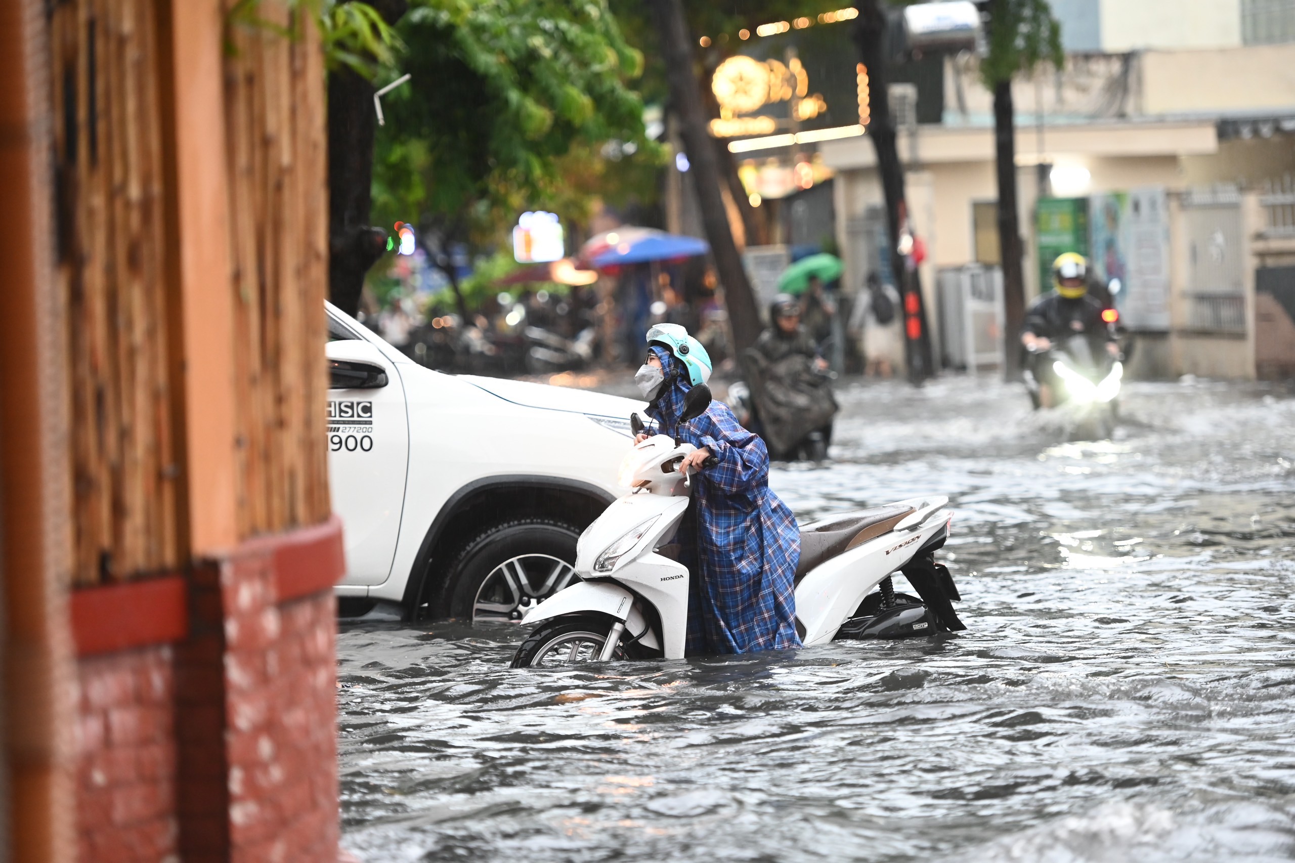‘Phố nhà giàu’ Thảo Điền tiếp tục ngập nước lênh láng sau mưa lớn- Ảnh 7.