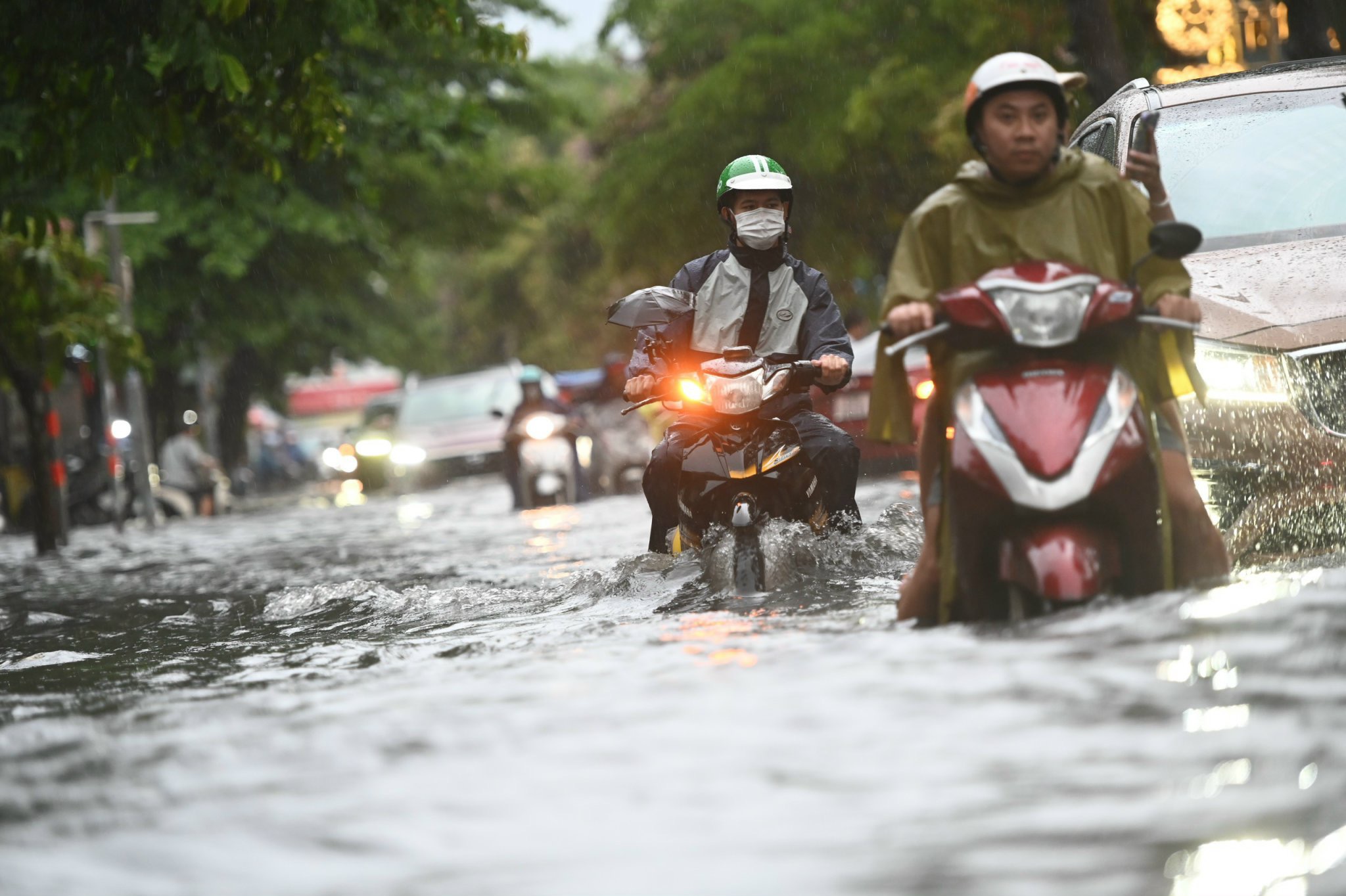 ‘Phố nhà giàu’ Thảo Điền tiếp tục ngập nước lênh láng sau mưa lớn- Ảnh 2.
