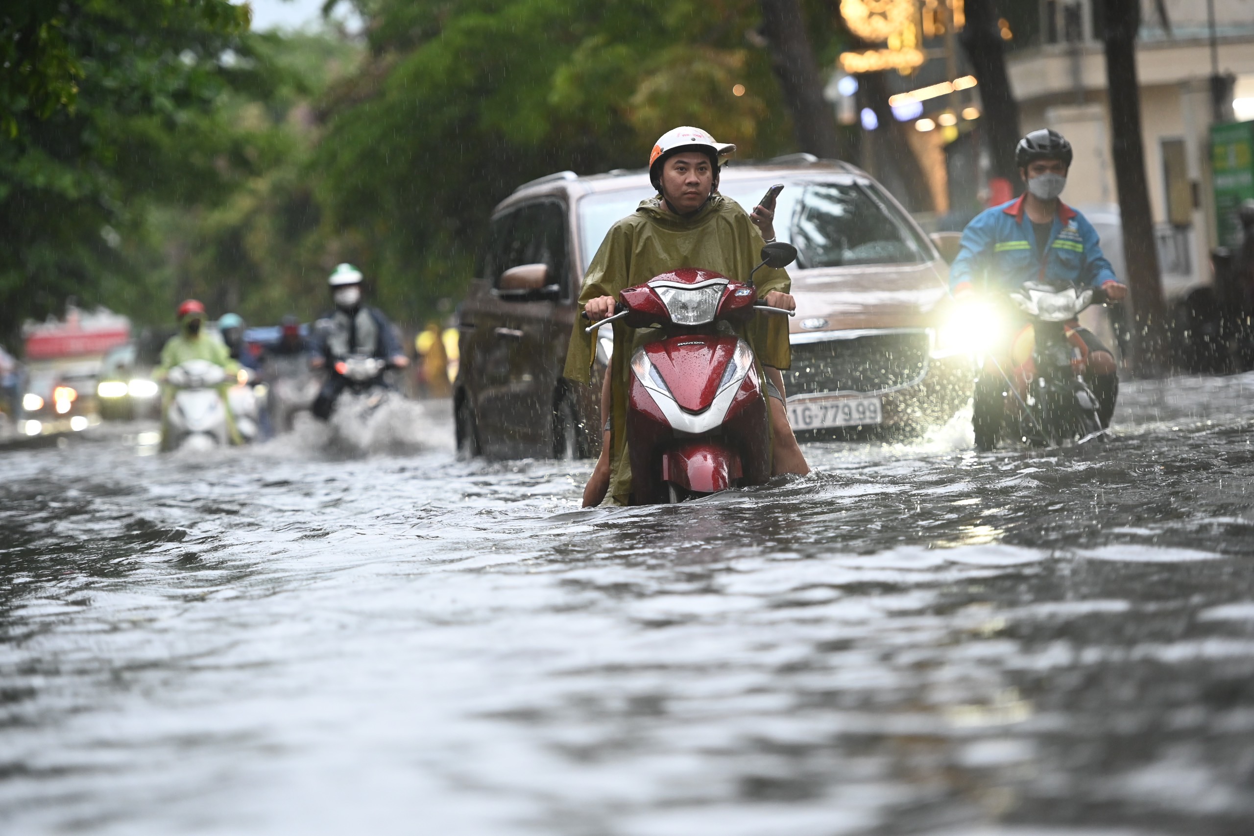 ‘Phố nhà giàu’ Thảo Điền tiếp tục ngập nước lênh láng sau mưa lớn- Ảnh 3.