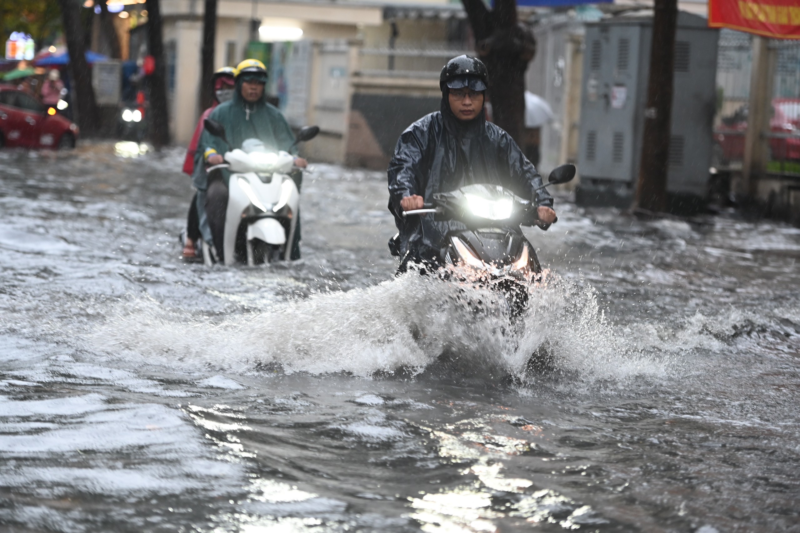 ‘Phố nhà giàu’ Thảo Điền tiếp tục ngập nước lênh láng sau mưa lớn- Ảnh 1.