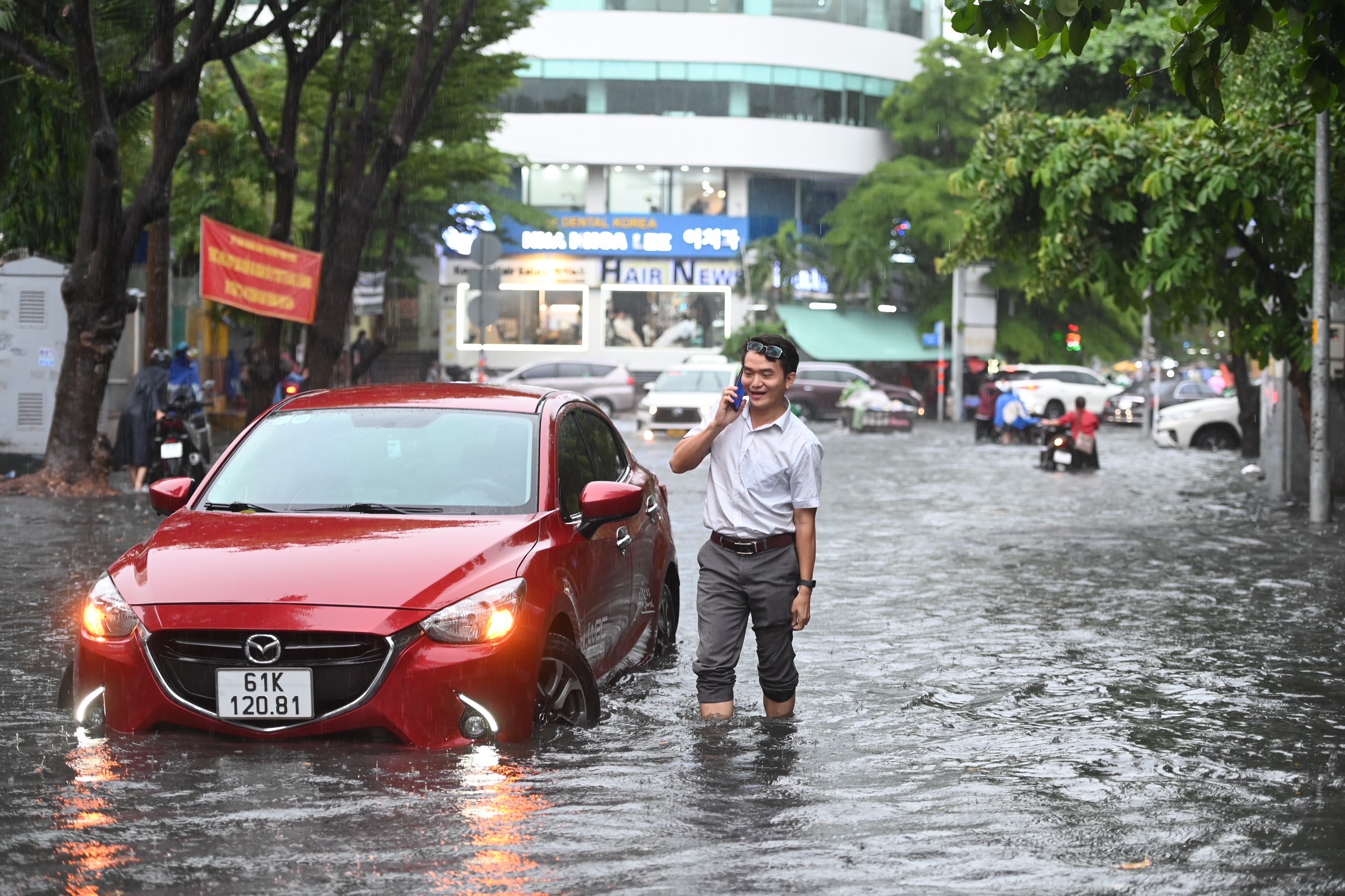 ‘Phố nhà giàu’ Thảo Điền tiếp tục ngập nước lênh láng sau mưa lớn- Ảnh 8.