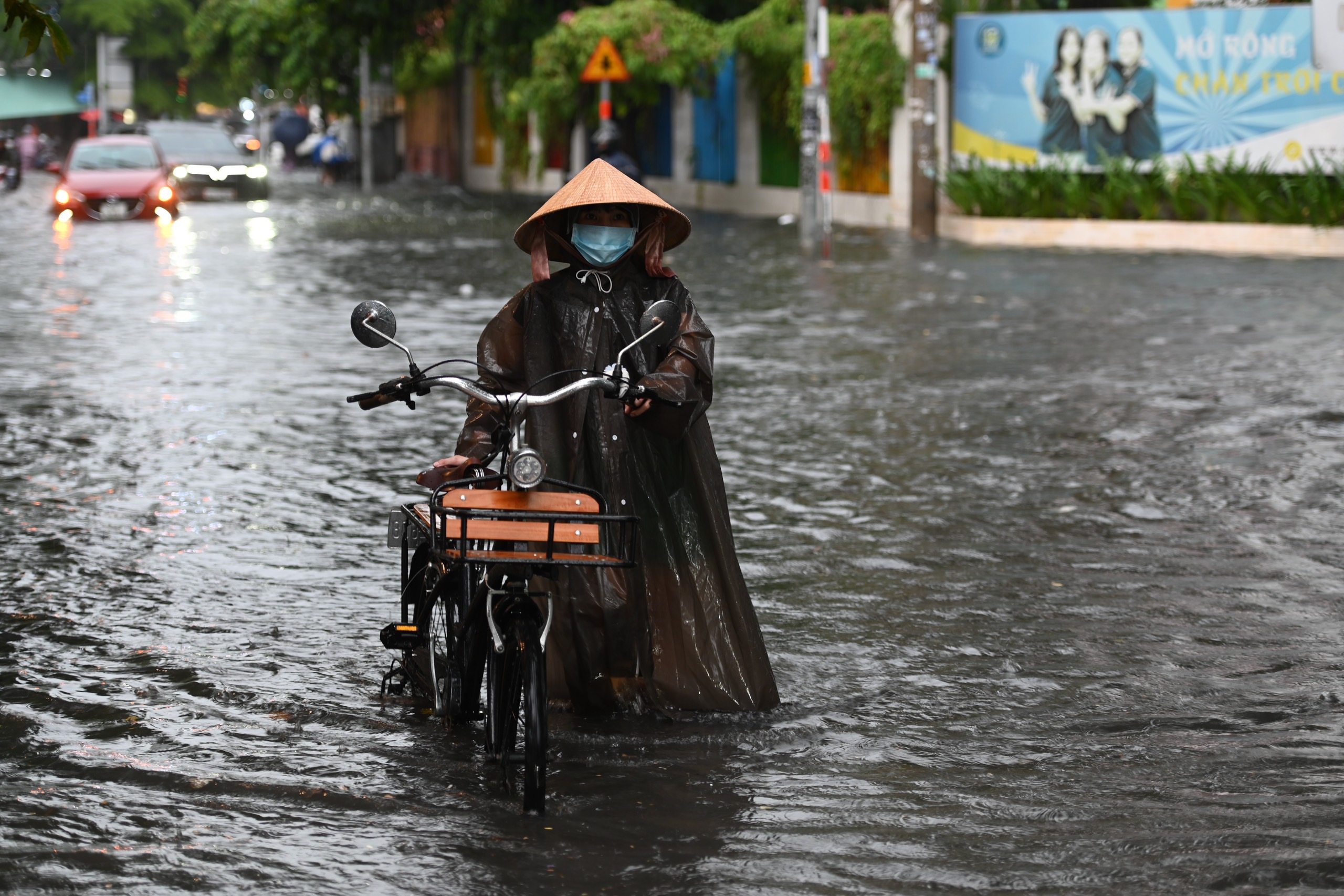 ‘Phố nhà giàu’ Thảo Điền tiếp tục ngập nước lênh láng sau mưa lớn- Ảnh 11.