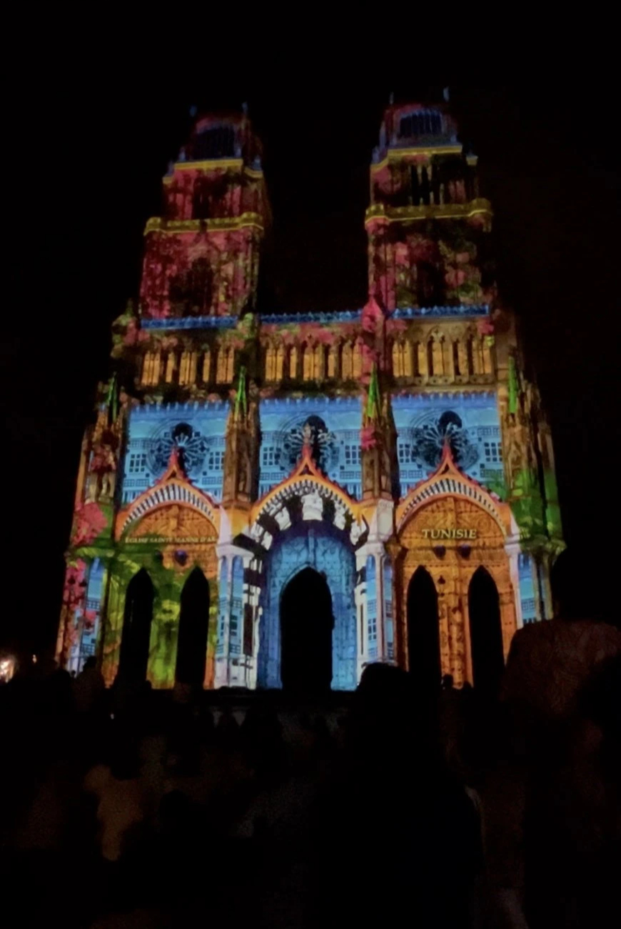 Choáng ngợp với bữa tiệc ánh sáng ở nhà thờ Pháp- Ảnh 11.