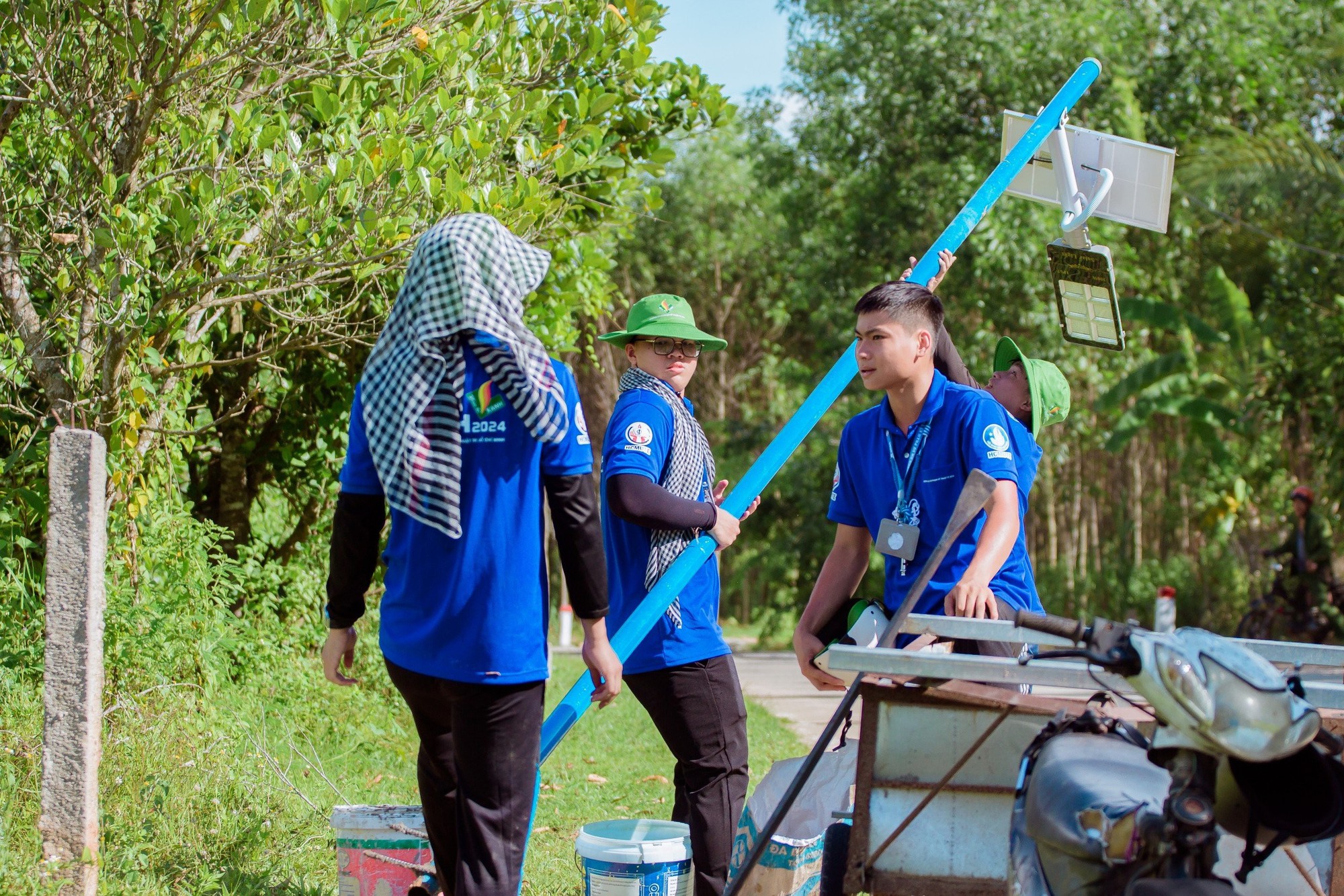 [Mỗi ngày, những đôi chân tình nguyện lại bắt đầu hành trình đi thắp sáng đường quê-2]_[NỮ VƯƠNG].jpg